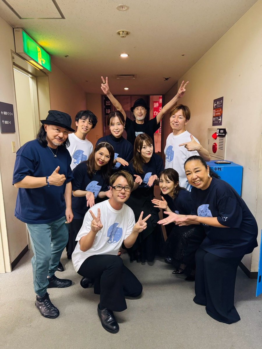 comorhythm7's tweet photo. #薬師丸ひろ子さん ツアー2本目@高松レグザムホール 大変盛り上がりました

スネアのチョイスとチューニングにハマって珍しくセットの写真撮り忘れたので、ケータリングで頂いた讃岐うどんと一時間並んで食った骨付鳥を

帰りは羽田で葉加瀬太郎君とバッタリ会って立ち話

久しぶりに会えて嬉しかった https://t.co/bJw8FCjIEw