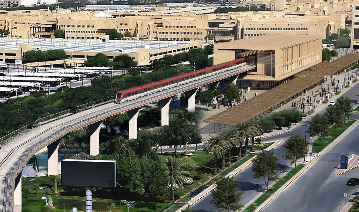 SaudiProject's tweet photo. تتقدم أعمال الحفر وتجهيز موقع انطلاق آلة حفر الأنفاق العملاقة في جامعة الملك سعود، استعدادًا لبدء أعمال الحفر العميق ضمن مشروع امتداد الم��ار الأحمر لـ #قطار_الرياض، الذي سيربط الجامعة بمشروع الدرعية عبر 5 محطات، بطول إجمالي يبلغ 8.4 كيلومتر https://t.co/yMcdgil9K6