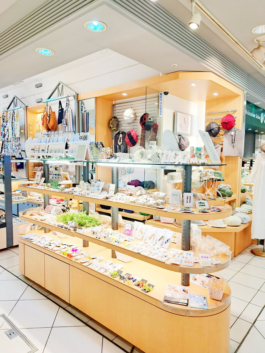 hakomittsu's tweet photo. ︎🌟今日は京阪モール本館１階POPUPアトリカが20:30まで営業中！

森ノ宮店は本日定休日で明日もお休みにて連休を営業に切り替えです。

中崎町店も週末は営業したくて今日はそちらの準備に出て来たものの~…

体力限界…………(:3_ヽ)_
間に合わなかったらごめんなさい…😂

#はこみっつ https://t.co/CMFCCYJpi1