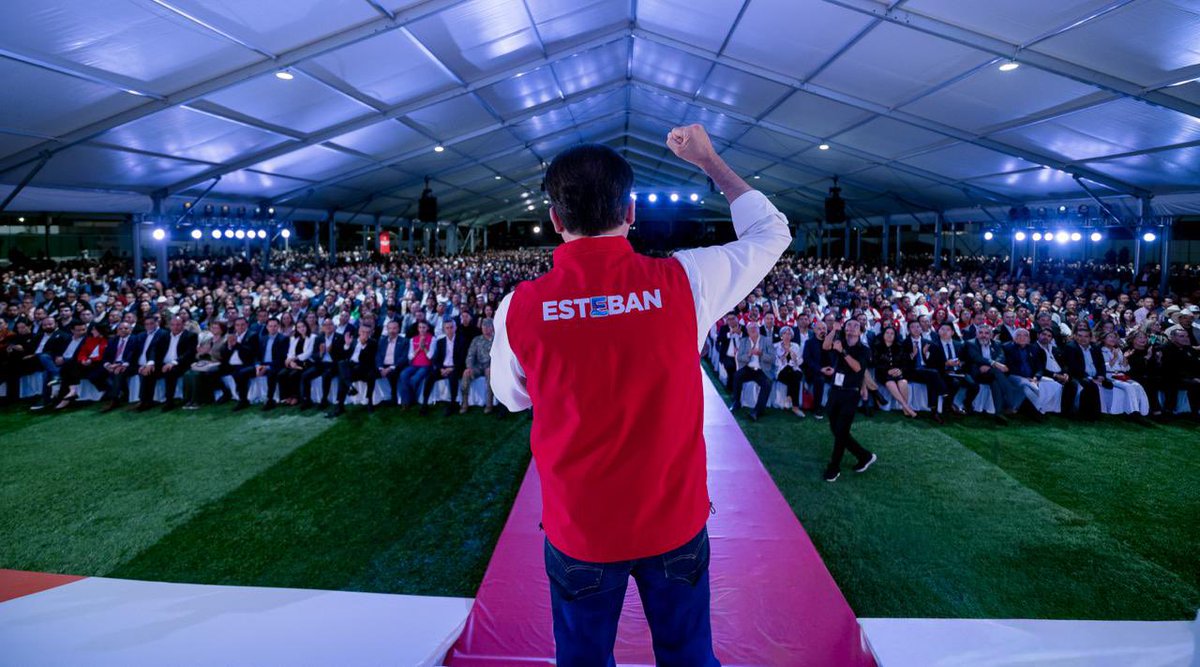 EVillegasV's tweet photo. Durango está de pie, está vivo y está unido. Y estos cuatro años lo hemos demostrado. 🤝

Han sido cuatro años de resultados, de atraer inversiones, de cosechar lo que hemos sembrado y de destinar más recursos al campo, la educación y la salud, para que los resultados lleguen a todas las familias. 🌱📚🩺

Tenemos memoria. Sabemos de dónde venimos y por eso estamos construyendo obras y proyectos, como los de agua potable 💧, que le darán certeza a Durango durante las próximas generaciones.

Tenemos futuro en nuestras niñas, niños y jóvenes. 👧🏻👦🏻 A ellos se los digo, sueñen en grande, porque sí se puede.

Tenemos memoria, tenemos futuro y tenemos resultados. 💪🏻