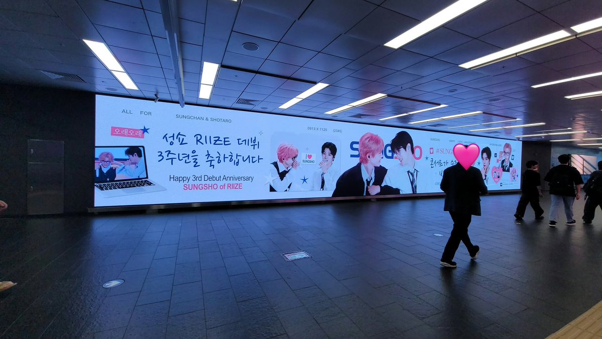Yolosweet13's tweet photo. 홍대 대형 스크린 촬영본입니다✨
성쇼 팬 여러분 모두 홍대에서 인증샷 찍으러 오세요💛

𝗟𝗢𝗩𝗘 𝗙𝗥𝗢𝗠 𝗖𝗛𝗜𝗡𝗔 𝗦𝗨𝗡𝗚𝗦𝗛𝗢 𝗙𝗔𝗡𝗦
#SUNGSHO #성쇼 #ソンタロ #RIIZE #라이즈 https://t.co/XfxtsdMOyd