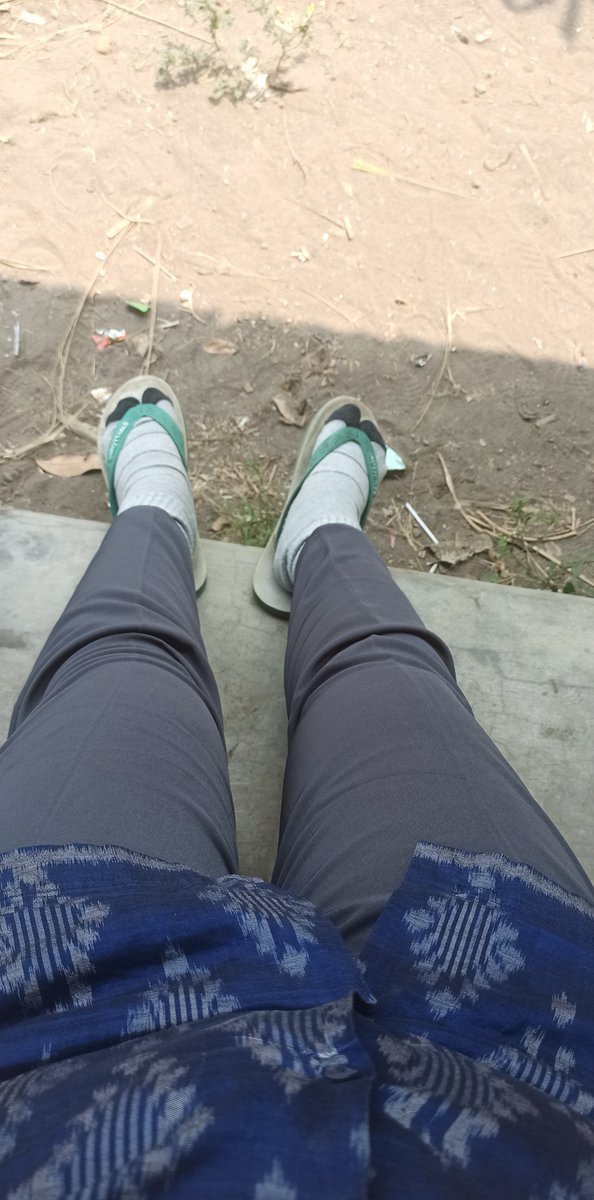 HaraKinds's tweet photo. Lelah diri habis kejar-kejaran sama murid. Kalau sama kamu susah dapetnya mending sama bocil... 😆 https://t.co/T3KyK8JnKg