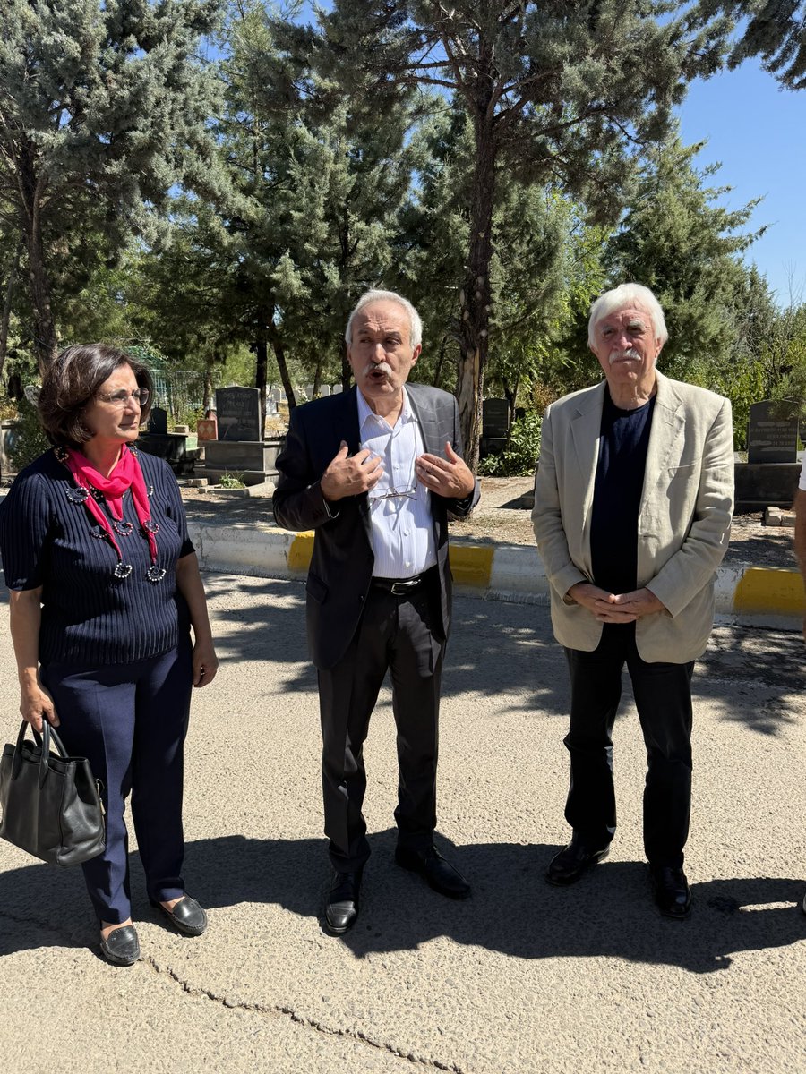 SelcukMizrakli's tweet photo. Yitik bir aşkın gölgesinde,
Dinmeyen bir özlemin izinde,
Bitmeyen bir mücadelenin,
Sönmeyen bir ateşin peşinde…
Kaç leylim bahar geçirdik seninle, Amed?
Kaç kez sustu gecelerin,
Kaç kez yeniden doğdu umutlarımız?
Rojbaş Amed! https://t.co/lpUoOSNKeJ
