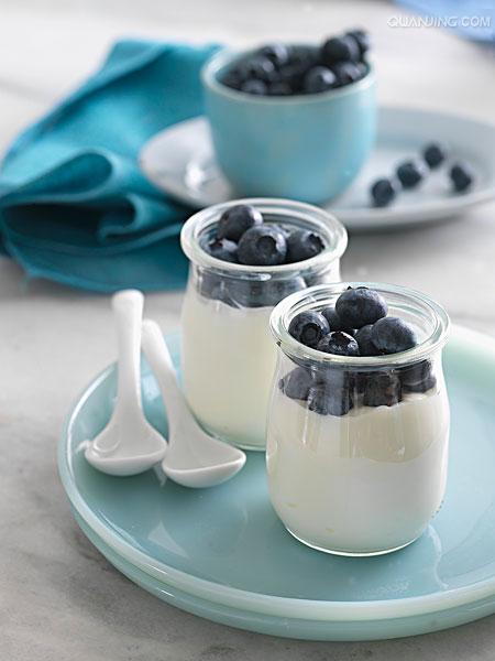 BaharTekindkhk's tweet photo. Just tried the wild blueberry Greek yogurt from @LocalDairyCo—tangy, packed with real fruit bits, and only 120 calories per pot. Game changer for my morning snack! https://t.co/OuxW7uWI0M