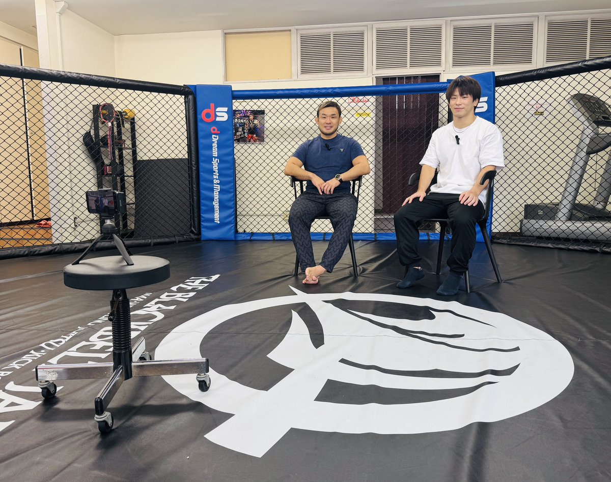 DAICHI__SATO's tweet photo. 扇久保選手のYouTubeチャンネル「#おぎちゃんねる」の撮影に参加させていただきました！
扇久保選手との繋がりや私がMMAをはじめたきっかけ、そして9/24に出場する #Lemino修斗8 について話しました！

YouTubeで近日公開❗️🎥
おぎちゃんねるのチャンネル登録をしてお待ちください‼️ https://t.co/kX9QYkLZgh