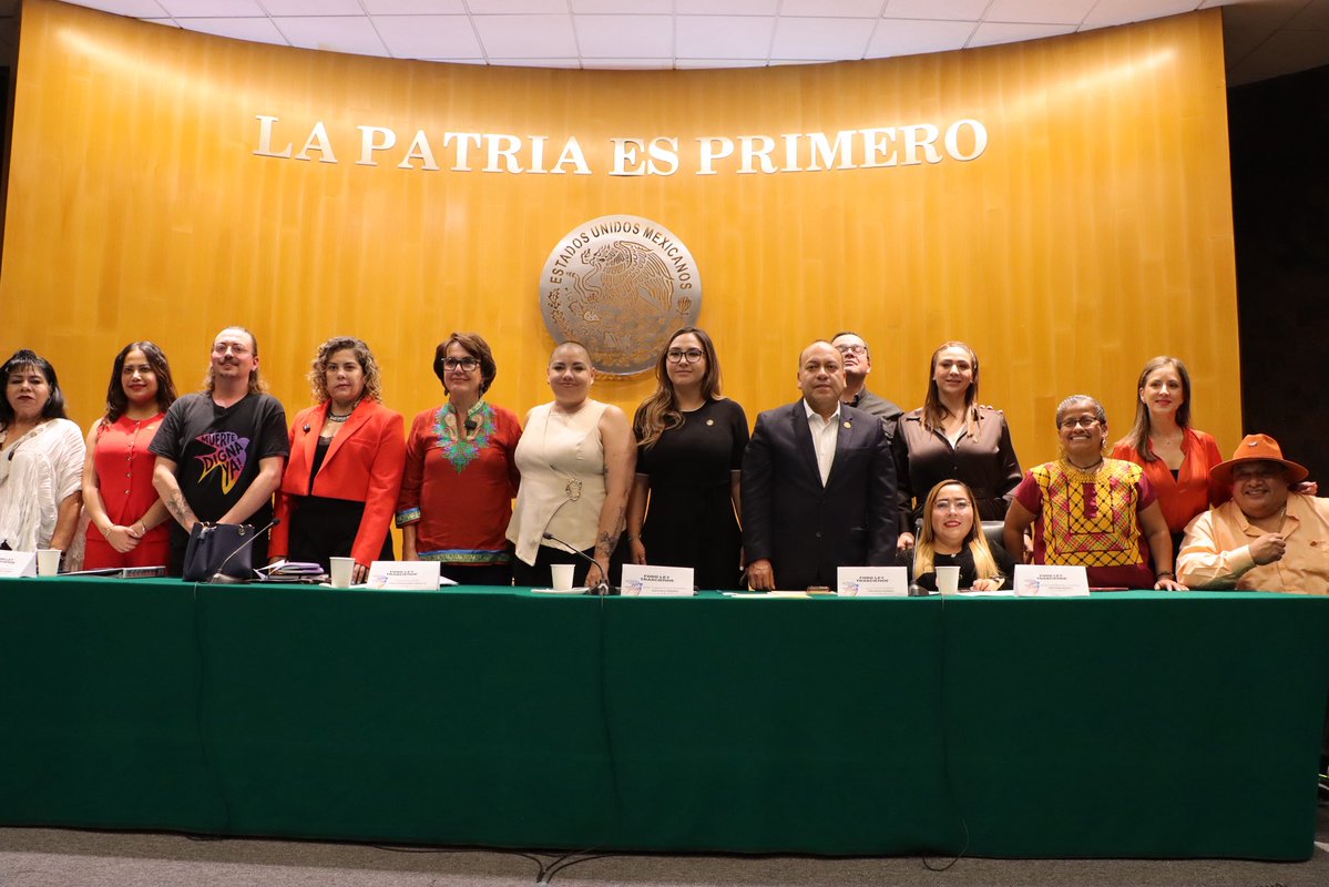 MuerteDignaYa's tweet photo. La ciudadanía ya hizo su parte. Ahora les toca a quienes legislan.

Marchamos, abrimos la conversación y hoy llevamos la #LeyTrasciende a @Mx_Diputados.

Diputadas y diputados: a discutir y construir acuerdos. La dignidad no puede quedarse en un foro. Tiene que convertirse en derecho.

#MuerteDignaYa