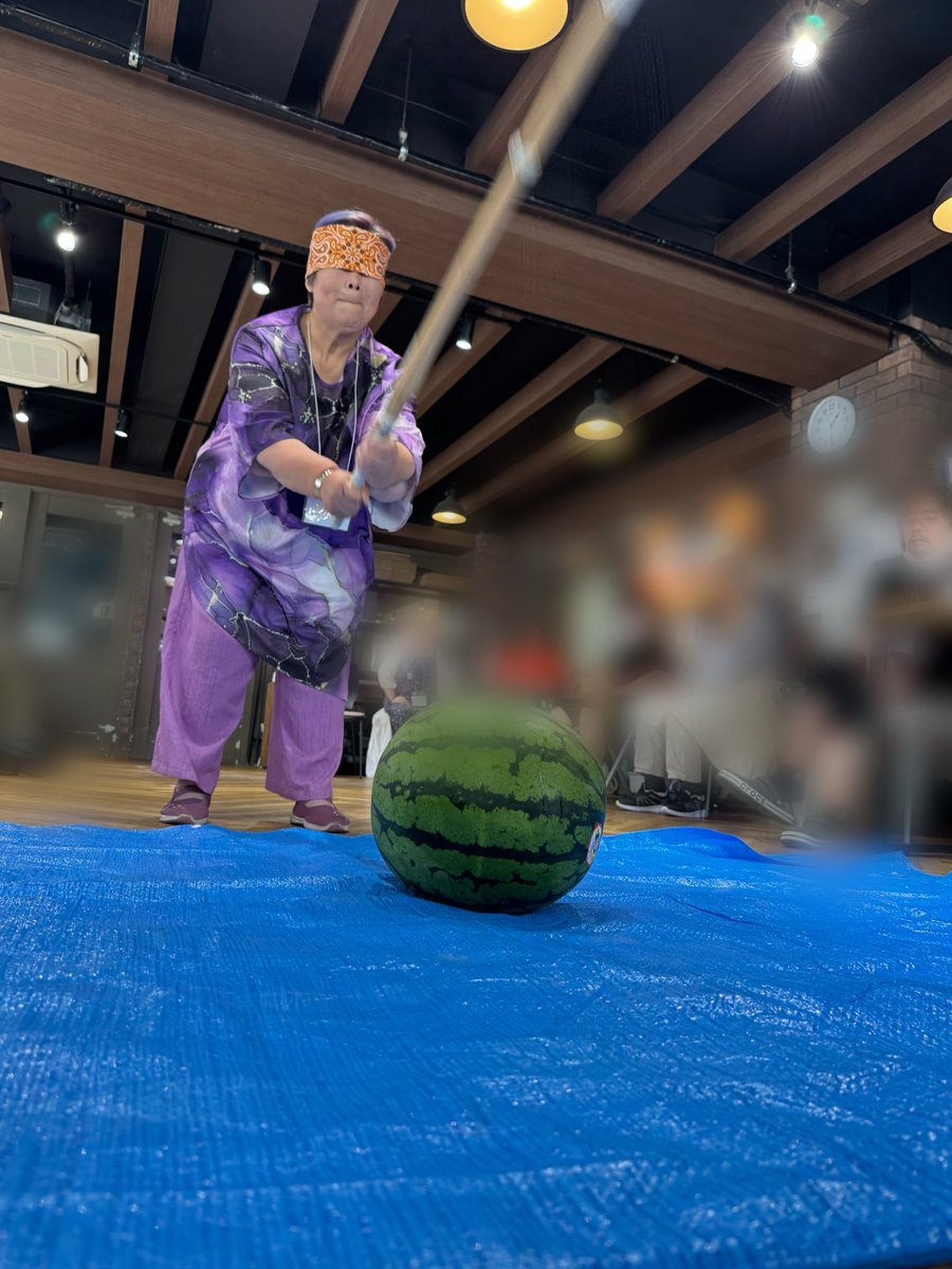 casasoleil's tweet photo. 笑顔のレッスンの時間に行ったスイカ割りの様子をご紹介します♪
🍉✨今日はみんなでスイカ割り！
「右！」「もう少し前！」など、みんなで声を掛け合いながら大盛り上がり🌟
なかなか割れず、苦戦する場面もありましたが、最後はみんなの力を合わせて無事にスイカ割り成功🍉🎉

#新大阪　#就労支援 https://t.co/Yy3BxEVHnV