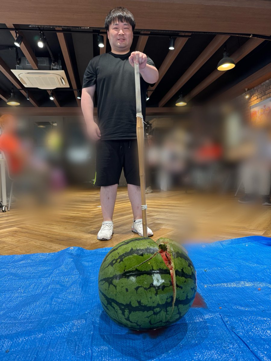 casasoleil's tweet photo. 笑顔のレッスンの時間に行ったスイカ割りの様子をご紹介します♪
🍉✨今日はみんなでスイカ割り！
「右！」「もう少し前！」など、みんなで声を掛け合いながら大盛り上がり🌟
なかなか割れず、苦戦する場面もありましたが、最後はみんなの力を合わせて無事にスイカ割り成功🍉🎉

#新大阪　#就労支援 https://t.co/Yy3BxEVHnV