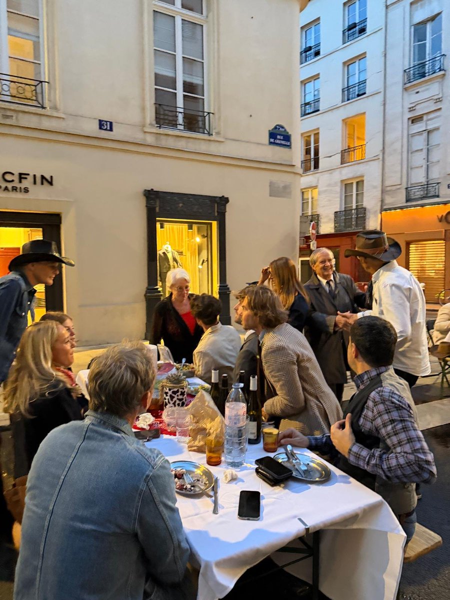 JosianeGaude's tweet photo. Hier soir à l' initiative de l association du Fg Saint Germain .
Habitants et commerçants ont partagé un pique-nique géant ! Dans une ambulance conviviale ! Et country ! 
Bravo et merci à Serge Guilloux ! https://t.co/AYyW9gthcR