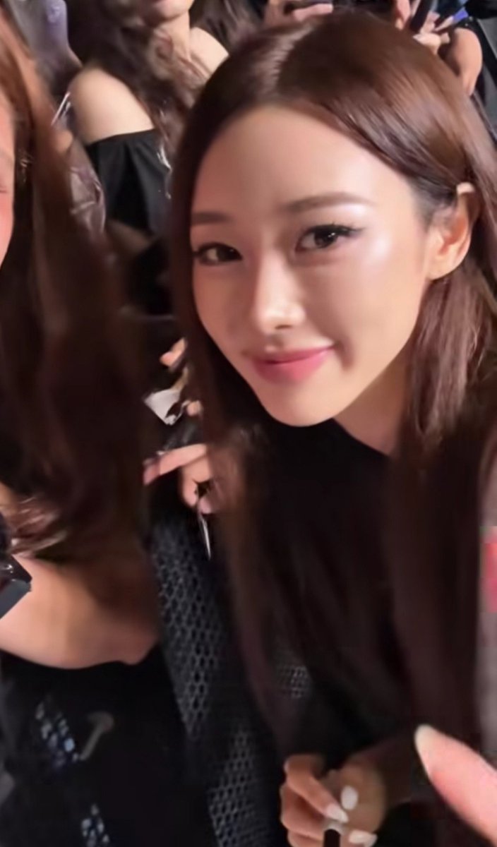 urmoon_aeri's tweet photo. she is glowing https://t.co/JXebPb1Oqn