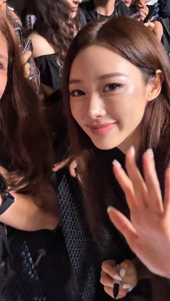 urmoon_aeri's tweet photo. she is glowing https://t.co/JXebPb1Oqn