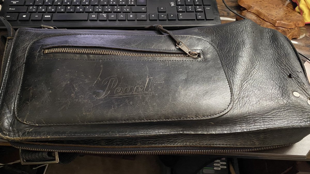 Yuuumidd's tweet photo. これまた35年程前でしょうか、
お茶の水の石橋さんで購入したPearlの本革製スティックケース、
長持ちしてますが10年以上使っていない時期があったので当たり前ですね。
かなり味が出てきました。
Pearlさんまた発売すれば良いのに☝️
まだ持ってる方いるかな?😊
#pearldrum https://t.co/j6rSzPRcQy