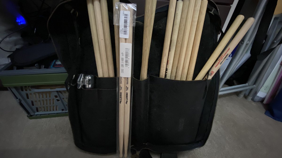 Yuuumidd's tweet photo. これまた35年程前でしょうか、
お茶の水の石橋さんで購入したPearlの本革製スティックケース、
長持ちしてますが10年以上使っていない時期があったので当たり前ですね。
かなり味が出てきました。
Pearlさんまた発売すれば良いのに☝️
まだ持ってる方いるかな?😊
#pearldrum https://t.co/j6rSzPRcQy