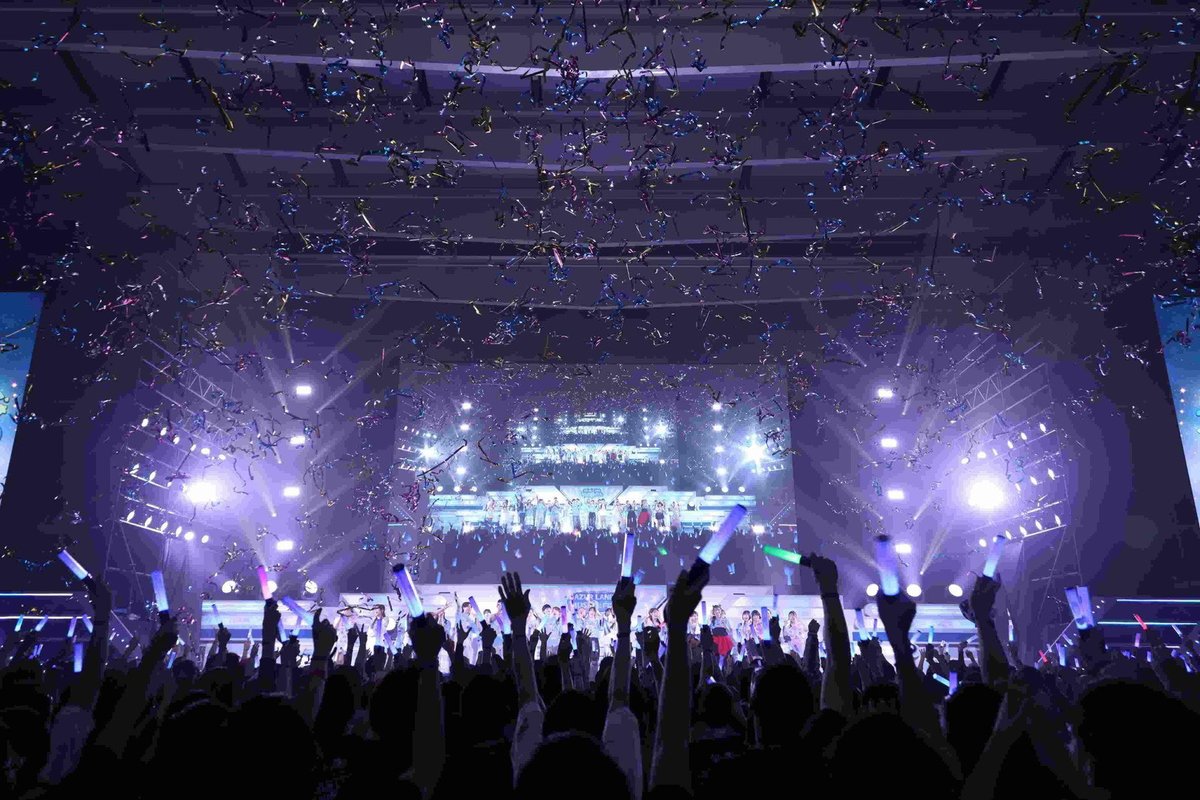 AUTOMATONJapan's tweet photo. 『アズールレーン』9周年イベントレポ。巨大スクリーンでの入浴からMCのコラボビール一気飲みまで、いい意味で“やりたい放題”。圧巻の音楽ライブと限界突破の公式グッズが入り交じるアズレンの魅力
https://t.co/Y41lEZ88GC https://t.co/G7kNQPGobV