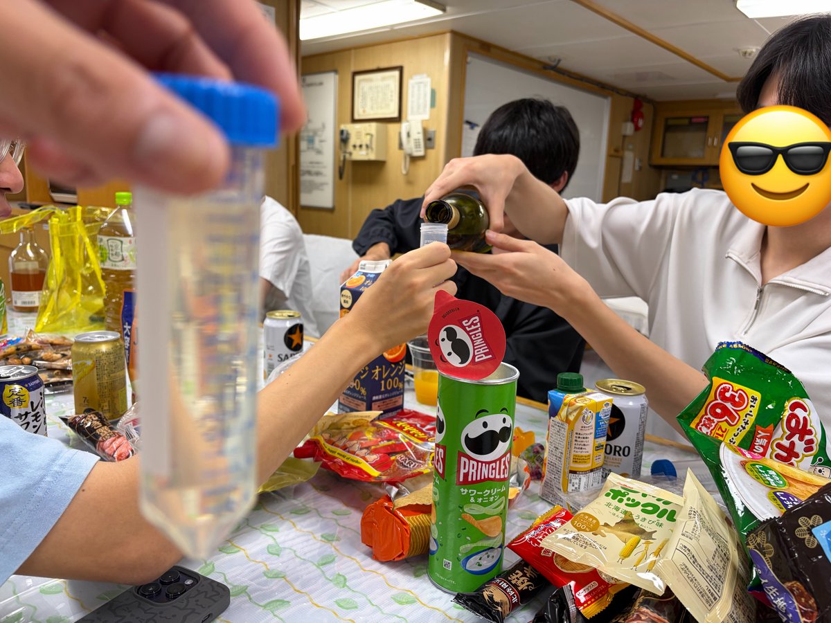 Sakura373801's tweet photo. 航海中使い捨てコップが無くなったため遠沈管を用いた飲み会が敢行 https://t.co/Tug4LiuNw6