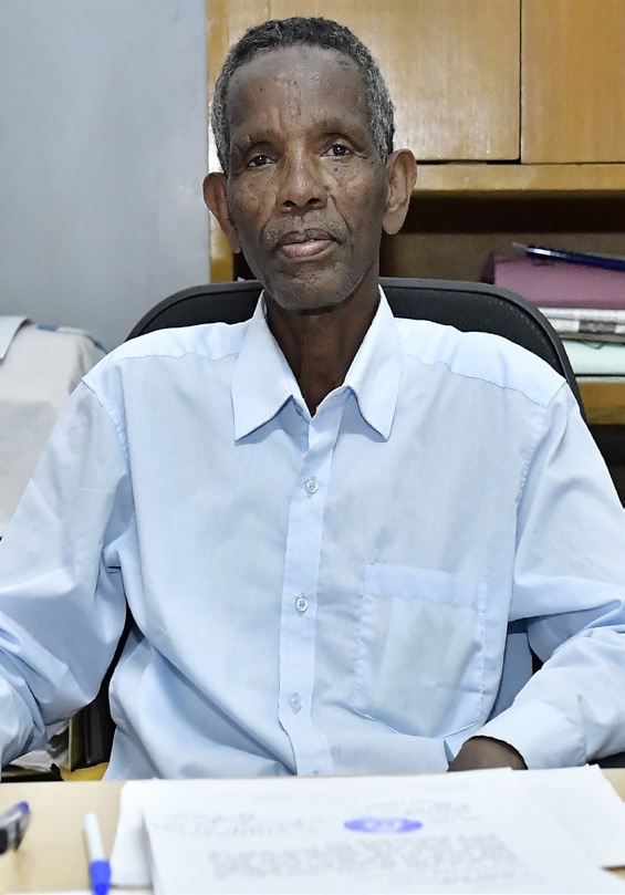shabait's tweet photo. ገስጋስ መደብ ምጥፋእ መሃይምነትን ትምህርቲ ንዓበይቲን - ካበይ ናበይ
ዓንዶም ግርማይ (ወዲ-ደ���ስ)
ስእሊ፦ ኣብርሃም በየነ
5ይ ክፋል

ዓምዲ ልምዓት ጋዜጣ ሓዳስ ኤርትራ፡ “ገስጋስ መደብ ምጥፋእ መሃይምነትን ትምህርቲ ንዓበይቲን - ካበይ ናበይ” ብዝብል፡ ንናይ ቅድሚን ድ��ሪን ናጽነት ንጥፈታት ናይቲ መደብ ዝድህስስ፡ ምስ ኣብ ሚኒስትሪ ትምህርቲ፡ ዋና ዳይረክተር፡ ክፍሊ ትምህርቲ ንዓበይቲን ሚድያን ኣቶ ገብረዝጊ ድማምን ኣብቲ ኽፍሊ፡ ሓላፊ ጨንፈር ምውጣንን ምምዕባልን ካሪክለም ትምህርቲ ንዓበይቲ፡ ኣቶ ትካቦ ኣይሙትን ዝተኻየደ ቃለ መሕተት፡ ብተኸታታሊ ናባኹም እነብሎ ዘለና ጽሑፍ እዩ። ኣብ 4ይ ክፋል ትሕዝቶ ናይ’ዚ ጽሑፍ፡ ትምህርቲ ከም መሰል ዜጋታት ብሓደ ወገን፡ ኣብ መስርሕ ህንጸትን ምዕባለን ሃገር ድማ በቲ ኻልእ፡ ከም ሓደ ካብ ዓበይቲ ኣዕኑድ ተጠሚቱ ይስረሓሉ ምንባሩ፣ እዚ ድማ፡ ምስ ህንጸት ሃገርን ስልጣነ ኣብ ኩሉ ዕድመ ዝርከቡ ዜጋታትን ብምዝማድ፡ ክሳብ ሕጂ ተኻይዱ ዘሎ ገምጋም�� ብወገን ኤርትራ ዕላማ መደብ ምጥፋእ መሃይምነት 85 ሚእታዊት በጺሑ ዝብል ሓበሬታ ክህሉ እንከሎ፡ ሓበሬታ ዩኔስኮ ግን፡ 77 ሚእታዊት ዝብል ምዃኑ፣ ካብ 2004 ክሳብ 2009 ዩኔስኮ ዘውጸኦ ናይ ሓሙሽተ ዓመት መደብ መሰረት ብምግባር ድማ፡ ኣብ 40 ሃገራት ዝተኻየደ መጽናዕቲ፡ ኤርትራ መሃይምነት ኣብ ደቀንስትዮ ናይ 14 ሚእታዊት ምቕናስ ምግባራ ከም ዘረጋገጸ፣ ነዚ ዘራጉድ ኣብ 2005ን 2006ን ዝለዓለ ምዃኑ ዝተገልጸ፡ ኣብ ኤርትራ 100 ሽሕ ዝተመዝገቡ ተሳተፍቲ መደብ ምጥፋእ መሃይምነት ምንባሮም፡ ዘብርህ ትሕዝቶ ምቕራቡ ይዝከር። 6ይ ክፋሉ ይስዕብ፦

• ፖሊሲ ትምህርቲ ህ.ግ ብዘይ ናይ ዕድመን ጾታን ኣፈላላይ ኩሉ ሰብ ክመሃር መሰልን ግዴታን ምዃኑ ገሊጽኩም። ብዓቢኡ ስሩዕ ትምህርቲ’ውን ስለ ዘሎ፡ ኣብ ዝሓለፈ ክፋላት ናይዚ ጽሑፍና ከኣ፡ ብዛዕባ ምስ ስንክልና ዝነብሩ ���ጋታት ብዓቕሞምን በቲ ዝኽእልዎ መንገዲን ክመሃሩ መሰሎም ምዃኑ ተጠቒሱ ነይሩ። ኣብዚ ግን ክፍሊ ትምህርቲ ንዓበይቲን ሚድያን ኣድማዒ ስራሕ ይሰርሕ ኣሎ ኢልኩምዶ ትኣምኑ፧ ካብዚ ወጻኢ ምናልባት፡ ኣብ ክፍልኹም (ትምህርቲ ንዓበይቲን ሚድያን)፡ ቀዳምነት ዝወሃቦ ክፋል ሕብረተሰብና እንተልዩ ከተብርሁልና፧

ኣቶ ትካቦ
“ከምቲ ዝበልኩኻ፡ ኣብዚ እቲ ጽቡቕ ነገሩ፡ ‘ደቂ ተባዕትዮን ደቀንስትዮን ኣብ ዝተኸፍተሎም መደብ ምጥፋእ መሃይምነት ከመይ ይኸዱን ይጥቀሙሉን ኣለዉ፧’ ዝብል፡ ግቡእ መልሲ ክወሃቦ ዘለዎ እዩ። ዝሓለፈ ግዜ ንኣብነት፡ ካብ 2000 ጀሚርና ተፍትሽ ኣብ ዝገበርናሉ፡ 90 ሚእታዊት ኣብ መምሃሪ ነቚጣ ልዕሊ 85 ሚእታዊት ደቀንስትዮ ምዃነን በዚ መንጽር ከኣ፡ ምጣነ መሃይምነት ደቂ ተባዕትዮ ካብ ናይ ደቀንስትዮ ከም ዝውሕድ’ውን ኣረጋጊጽና ኣለና። ኣብዚ መዳይ ነዚ መደብ ብስሩዕ ዝግልገሉሉ ዘለዉ ሚኒስትሪ ምክልኻልን ኣብያተ ማእሰርቲን ተሃድሶን ምዃኖም ከነጽር እደሊ። ጭቡጥ ዝርዝር’ኳ እንተ ዘይብልና፡ ምስ ክልቲኦም ኣወሃሂድና ክንርእዮ እንከለና ግን፡ መብዛሕትኦም ደቂ ተባዕትዮ መንእሰያትና ኣባላት ምክልኻል ኮይኖም፡ ኣብኡ ስለ ዘለዉ ድማ ዕድል ናይ ትምህርቲ ኣለዎም። በዚ ምኽንያት ኣብዚ እዋን ዋላ መጽናዕቲ እንተ ዘይተገብረ፡ ደቀንስትዮና ድሕሪት ስለ ዝጸንሓ ማዕረ ኣሕዋተን ደቂ ተባዕትዮ ንኸርክባ ቀሪብና ኣለና። ክሳብ ሕጂ ግን፡ ኣብ ኩሉ ኵርናዓት ሃገርና ማለት ኣብ ከተማታት ይኹን ገጠራት ኣብ ደቀንስትዮ ኣተኲርና ክንገብሮ ዝጸናሕና ቃልሲ ምጥፋእ መሃይምነት፡ ምሉእ ብምሉእ ተዓዊትናሉ ኣይንብልን ኢና። ምኽንያቱ ከምቲ ዝተጠቕሰ ዕድል ዘይረኸባ ደቀንስትዮ ስለ ዘለዋ። ነዚ ድማ ዝመሃራሉ ኵነታት ክ ፍ ጠ ር ንሰርሓሉ ኣለና።

“ስለዚ ካብዚ ብምብጋስ፡ ናይ ቀዳምነት-ቀዳምነት ዝኾና ደቀንስትዮ ክኾና እንከለዋ፡ ካልኣይ ከኣ ብዝተፈላለየ ምኽንያት፡ ልዕሊ ዕድመ ዝኾኑ ካብ 15 ክሳብ 24 ዓመት ዝዕድመኦም ዕድል ናይ ትምህርቲ ዘይረኸቡ መንእሰያት��ውን ብብዝሒ ኣለዉ። እዚኦም ድማ’ዮም ነዚ ንደኽመሉ ዘለና መደብ ምጥፋእ መሃይምነት ምሉእ ብምሉእ ንኸይንዕወተሉ ዝዕንቅጹ ዘለዉ። ከምቲ ዝገለጽክዎ ነዚን ክንድዚን ብንጹር ንምፍላጥ፡ መጽናዕቲ ነካይድ ምህላውና ጠቒሰ ነይረ። እዛ ነካይዳ ዘለና መጽናዕቲ፡ ክንደይ ዝኾኑ እዮም እቶም ካብ መኣዲ ትምህርቲ ርሒቖም ዘለዉ ዜጋታት ንምንጻር ክትሕግዘና’ያ ዝብል ��ምነት ኣሎና። ይኹን’ምበር፡ ሕጂ እንተኾነ’ውን እቶም ካብ ትምህርቲ ወጻኢ ዘለዉ’ዮም ዒላማና (ታርጌትና)። ነዚ ናብቲ ዝድለ ደረጃ ንምብጽሑ ድማ ንሰርሓሉ ኣለና።

“ብዓቢኡ ኸኣ፡ እቶም ሰበኽ ሳግማዊ ማለት ካብ ቦታ ናብ ቦታ እናተንቀሳቐሱ ህይወቶም ዝመርሑ ዜጋታት፡ ነቚጣ መምሃሪ ትምህርቲ ንዓበይቲ ናብ ዝተደኮነሉ እናተጓዕዙ’ዮም ክሳብ ሕጂ ክመሃሩ ጸኒሖምን ዘለዉን። ነዚ ንምፍታሕ፡ ከመይ ገይርና ተንቀሳቓሲ ዝመስል ኣገልግሎት ትምህርቲ ከፊትና፡ ደድሕሪኦም ማለት እግሪ እግሮም እናሰዓብካ (እናኸድካ) ከም ዝመሃሩ ይግበር ክሕሰበሉ ዘለዎ እዩ። እቶም ካብ ገለብ ናብ ሽዕብ ዝንቀሳቐሱ ከም ኣብነት እንተ ደኣ ወሲድና፡ ኣብዚ ���ቐዳምነት ክጥመታ ዘለወን ደቂ ኣንስትዮ እየን። ነዚኦም ከመይ ገይርካ ኢኻ ምስ ክልቲኦም ዞባታት (ዓንሰባን ሰሜናዊ ቀይሕ ባሕሪን) እናወሃሃድካ ትሰርሕ፡ ግብሪ ዝጠልብ ዕማም’ዩ። ካልእ፡ ኣባላት ህዝባዊ ሰራዊት ኮይኖም ኣብ ዓዶም ምጥፋእ መሃይምነት ብቐትሪ ዝወሃቦም ኣለዉ። ብምሸት ክመሃሩ ዝደልዩ’ሞ፡ ሓገዝ መብራ��ቲ ማለት ሶላር ዝሓትቱ ኸኣ ኣለዉ። ደቂ ተባዕትዮ ውሑዳት ይኹኑ’ምበር፡ መሃይምነት ዘየጥፍኡ ግቡኦም ኣብ ምፍጻም ስለ ዝርከቡ ድማ፡ እዚ ካብቲ ልዑል ግምት ዝወሃቦ’ዩ።”

ኣቶ ገብረዝጊ
“ፖሊስና፡ ‘ኣተኩሮ ካብ እዋን መግዛእቲ ጀሚሩ ዋላ ኣብ ግዜ ሓርነታዊ ቃልሲ ምስ ዝነበሮ ከቢድ ጾርን ካልእን ተደማሚሩ ናይ በሓቂ ተረሲዑን ዕድላት ትምህርቲ ከይረኸበ ዝጸንሐን ርሑቕ ገጠራትን ከባቢታትን’ እዩ ዝብል። ኣብዞም ዝተጠቕሱ ከባቢታት ዕድል ትምህርቲ እንከለዎም፡ ዝተሃስዩ ነቲ ዕድል ከይተጠቕምሉ ዝጸንሑ መሃይማን ቈልዑ፡ ኣቦታትን ኣደታትን መሃይምነቶም ከጥፍኡ ምግባር ናብኦም ዝቐንዐ እዩ። ክሳብ ሕጂ ከነካይዶ ዝጸናሕና ጻዕ��� ኸኣ፡ ኣብዞም ዝተጠቕሱ ከባቢታት፡ ኣዝዩ ተስፋ ዝህብ ደረጃ እዩ ዝመጽእ ዘሎ።

“እዚ ከምዚ እናኾነ፡ ኣብ ዝሓለፈ ተደጋጊሙ ከምዝተጠቕሰ፡ ዝተፈላለየ ስንክልና ዘለዎም ዜጋታት ፍሉይ ቈላሕታ ሂብና ክሳብ ሕጂ መደብ ብዘይምውጻእና፡ ጸገም እዩ። ሓደ ሃጓፍ ኣሎና። ናትና መደብ ንዓበይቲ ጥራይ ዘይኮነ፡ ኣብ ስሩዕ ትምህርቲ እውን እንተኾነ ከምኡ ዓይነት ብድሆታት ኣሎ። ስለዚ ኣብዚ ከመይ ገይርና ንዋሳእ እውን ተዘንጊዑ ኣይኮነን። ናይ ዝሓለፈ ሓሊፉ’ዩ። ሕጂ ግን፡ ብፍላይ ፍሉይ ስንክልና ዘለዎም ዜጋታት፡ ቈላሕታ ተዋሂብዎም ኣብ ስሩዕ ትምህርቲ ይኹን ኣብ ናይ ዓበይቲ፡ ዕድላትን ባይታን ትምህርቲ ክወሃቦምን ክጣጣሓሎምን ጻዕርታት ይግበር ኣሎ። እንተ ዘይኮይኑ፡ እቶም ዕድል ክረኽቡ ዝኸኣሉ ኣብ ሓርነታዊ ቃልሲ ዝሰንከሉ ይኹኑ ካልኦት ስንኩላን ናይ ትምህርቲ ዕድሎም ክፉት እዩ። ኣብዚ ብፍላይ ከብርሃ ዝደሊ ነጥቢ፡ ልክዕ እዩ እዚ ክጥቀስ ዝጸንሐ ከምቲ ዝድለ ተበግሶ ተወሲዱሉ ክስረሓሉ ኣይጸንሐን። ካብኡ ናብኡ ብፍላይ ንናይ ዓይነ ስዉራን፡ ጽሙማን ናይ ኣእምሮኣውን ምዕባለኣውን ስንክል�� ዘለዎም ኣብ ኩሉ ከባቢታት ዕድላት ፈጢርና ክንብል ኣይንኽእልን ኢና። ሕጂ ግን ንዓበይቲ ይኹን ንኣሽቱ፡ ዕድላት ክፍጠር ፍሉይ ቈላሕታ ተዋሂብዎ ሚኒስትሪ ትምህርቲ ዝሰርሓሉ ዘሎ እዩ።

“እዚ ክብል እንከለኹ ግን፡ ዘሎ ኣቓልቦና ጸቒጥና ድማ እንሰርሓሉ ዘለናን፡ ዕድላት ከይረኸበ ዝጸንሐ መንቋሕቋታ ናይ ትምህርቲ ዘይጸንሖ ርሑቕ ከባቢታት እዩ። ኣብ እዋን ሓርነታዊ ቃልሲ ይኹን ድሕሪ ናጽነት እውን ዝቐጸለ፡ ርሑቓት ዝበሃሉ ግን ከኣ ዕድል ትምህርቲ ዝረኸቡን ከባቢታት ብዙሓት ምንባሮምን ምህላዎምን ምዝካር የድሊ። ከምቲ ብተደጋጋሚ ክግለጽ ዝጸንሐን ዘሎን ከኣ፡ ዕድላት ከይረኸበ ዝጸንሐ እውን ኣሎ። ኣብዚ ሕጂ እዋን ከኣ ኣተኩሮና ናብኡ ገይርና ንሰርሕ ኣለና። ኣብ ብዙሕ ከባቢታት ኣብ ስሩዕ ትምህርቲ ይኹን ኣብ ናይ ዓበይቲ፡ እቲ ትምህርታዊ ንጥፈታት ደፊኡ ጽቡቕ ናይ ምዕባለ ገስጋስ የርኢ ኣሎ። ከምቲ ዝተጠቕሰ ኣብ ከም ናይ ብዓል ሃበሮ፡ ማይምነ፡ ወዘተ ትምህርታዊ መደባት ናይ ዓበይቲ ይኹን ናይ ንኣሽቱ ጽቡቕ እዩ ዝኸይድ ዘሎ። እዚ ድማ ናይ በሓቂ እቲ ማሕበራዊ ለውጢ ከመይ ከም ዝግስግስ ኣብኡ ዝረኣየካ ብዙሕ ነገር ኣሎ። ስለዚ፡ ነቲ መደብ ብምልኣት ንምዕማም፡ ዘለና ጋግን ሃጓፋትን ኣለሊና ንምጽባብ ብሓፈሻ፡ ዕድል ትምህርቲ ዘ���ረኸበ ኣብ መንጎ ደቀንስትዮን ደቂ ተባዕትዮን ዘሎ ፍልልይ ንምምዕርራይ፡ ደቀንስትዮ ድሕር ኢለን ስለ ዘለዋ፡ ናብአን ዘተኰረ መደብ ከኣ፡ ካብቲ ዓቲብና እንሰርሓሉ ዘለና መደብና እዩ።”

ይቕጽል…