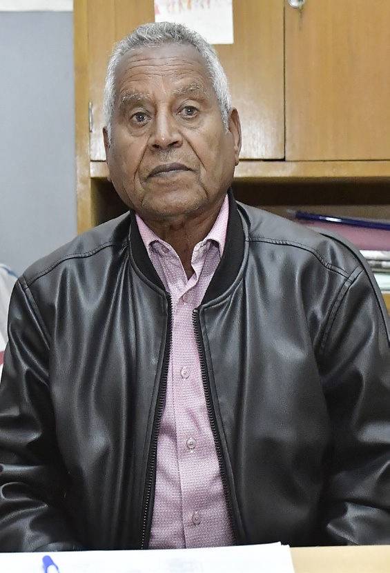 shabait's tweet photo. ገስጋስ መደብ ምጥፋእ መሃይምነትን ትምህርቲ ንዓበይቲን - ካበይ ናበይ
ዓንዶም ግርማይ (ወዲ-ደ���ስ)
ስእሊ፦ ኣብርሃም በየነ
5ይ ክፋል

ዓምዲ ልምዓት ጋዜጣ ሓዳስ ኤርትራ፡ “ገስጋስ መደብ ምጥፋእ መሃይምነትን ትምህርቲ ንዓበይቲን - ካበይ ናበይ” ብዝብል፡ ንናይ ቅድሚን ድ��ሪን ናጽነት ንጥፈታት ናይቲ መደብ ዝድህስስ፡ ምስ ኣብ ሚኒስትሪ ትምህርቲ፡ ዋና ዳይረክተር፡ ክፍሊ ትምህርቲ ንዓበይቲን ሚድያን ኣቶ ገብረዝጊ ድማምን ኣብቲ ኽፍሊ፡ ሓላፊ ጨንፈር ምውጣንን ምምዕባልን ካሪክለም ትምህርቲ ንዓበይቲ፡ ኣቶ ትካቦ ኣይሙትን ዝተኻየደ ቃለ መሕተት፡ ብተኸታታሊ ናባኹም እነብሎ ዘለና ጽሑፍ እዩ። ኣብ 4ይ ክፋል ትሕዝቶ ናይ’ዚ ጽሑፍ፡ ትምህርቲ ከም መሰል ዜጋታት ብሓደ ወገን፡ ኣብ መስርሕ ህንጸትን ምዕባለን ሃገር ድማ በቲ ኻልእ፡ ከም ሓደ ካብ ዓበይቲ ኣዕኑድ ተጠሚቱ ይስረሓሉ ምንባሩ፣ እዚ ድማ፡ ምስ ህንጸት ሃገርን ስልጣነ ኣብ ኩሉ ዕድመ ዝርከቡ ዜጋታትን ብምዝማድ፡ ክሳብ ሕጂ ተኻይዱ ዘሎ ገምጋም�� ብወገን ኤርትራ ዕላማ መደብ ምጥፋእ መሃይምነት 85 ሚእታዊት በጺሑ ዝብል ሓበሬታ ክህሉ እንከሎ፡ ሓበሬታ ዩኔስኮ ግን፡ 77 ሚእታዊት ዝብል ምዃኑ፣ ካብ 2004 ክሳብ 2009 ዩኔስኮ ዘውጸኦ ናይ ሓሙሽተ ዓመት መደብ መሰረት ብምግባር ድማ፡ ኣብ 40 ሃገራት ዝተኻየደ መጽናዕቲ፡ ኤርትራ መሃይምነት ኣብ ደቀንስትዮ ናይ 14 ሚእታዊት ምቕናስ ምግባራ ከም ዘረጋገጸ፣ ነዚ ዘራጉድ ኣብ 2005ን 2006ን ዝለዓለ ምዃኑ ዝተገልጸ፡ ኣብ ኤርትራ 100 ሽሕ ዝተመዝገቡ ተሳተፍቲ መደብ ምጥፋእ መሃይምነት ምንባሮም፡ ዘብርህ ትሕዝቶ ምቕራቡ ይዝከር። 6ይ ክፋሉ ይስዕብ፦

• ፖሊሲ ትምህርቲ ህ.ግ ብዘይ ናይ ዕድመን ጾታን ኣፈላላይ ኩሉ ሰብ ክመሃር መሰልን ግዴታን ምዃኑ ገሊጽኩም። ብዓቢኡ ስሩዕ ትምህርቲ’ውን ስለ ዘሎ፡ ኣብ ዝሓለፈ ክፋላት ናይዚ ጽሑፍና ከኣ፡ ብዛዕባ ምስ ስንክልና ዝነብሩ ���ጋታት ብዓቕሞምን በቲ ዝኽእልዎ መንገዲን ክመሃሩ መሰሎም ምዃኑ ተጠቒሱ ነይሩ። ኣብዚ ግን ክፍሊ ትምህርቲ ንዓበይቲን ሚድያን ኣድማዒ ስራሕ ይሰርሕ ኣሎ ኢልኩምዶ ትኣምኑ፧ ካብዚ ወጻኢ ምናልባት፡ ኣብ ክፍልኹም (ትምህርቲ ንዓበይቲን ሚድያን)፡ ቀዳምነት ዝወሃቦ ክፋል ሕብረተሰብና እንተልዩ ከተብርሁልና፧

ኣቶ ትካቦ
“ከምቲ ዝበልኩኻ፡ ኣብዚ እቲ ጽቡቕ ነገሩ፡ ‘ደቂ ተባዕትዮን ደቀንስትዮን ኣብ ዝተኸፍተሎም መደብ ምጥፋእ መሃይምነት ከመይ ይኸዱን ይጥቀሙሉን ኣለዉ፧’ ዝብል፡ ግቡእ መልሲ ክወሃቦ ዘለዎ እዩ። ዝሓለፈ ግዜ ንኣብነት፡ ካብ 2000 ጀሚርና ተፍትሽ ኣብ ዝገበርናሉ፡ 90 ሚእታዊት ኣብ መምሃሪ ነቚጣ ልዕሊ 85 ሚእታዊት ደቀንስትዮ ምዃነን በዚ መንጽር ከኣ፡ ምጣነ መሃይምነት ደቂ ተባዕትዮ ካብ ናይ ደቀንስትዮ ከም ዝውሕድ’ውን ኣረጋጊጽና ኣለና። ኣብዚ መዳይ ነዚ መደብ ብስሩዕ ዝግልገሉሉ ዘለዉ ሚኒስትሪ ምክልኻልን ኣብያተ ማእሰርቲን ተሃድሶን ምዃኖም ከነጽር እደሊ። ጭቡጥ ዝርዝር’ኳ እንተ ዘይብልና፡ ምስ ክልቲኦም ኣወሃሂድና ክንርእዮ እንከለና ግን፡ መብዛሕትኦም ደቂ ተባዕትዮ መንእሰያትና ኣባላት ምክልኻል ኮይኖም፡ ኣብኡ ስለ ዘለዉ ድማ ዕድል ናይ ትምህርቲ ኣለዎም። በዚ ምኽንያት ኣብዚ እዋን ዋላ መጽናዕቲ እንተ ዘይተገብረ፡ ደቀንስትዮና ድሕሪት ስለ ዝጸንሓ ማዕረ ኣሕዋተን ደቂ ተባዕትዮ ንኸርክባ ቀሪብና ኣለና። ክሳብ ሕጂ ግን፡ ኣብ ኩሉ ኵርናዓት ሃገርና ማለት ኣብ ከተማታት ይኹን ገጠራት ኣብ ደቀንስትዮ ኣተኲርና ክንገብሮ ዝጸናሕና ቃልሲ ምጥፋእ መሃይምነት፡ ምሉእ ብምሉእ ተዓዊትናሉ ኣይንብልን ኢና። ምኽንያቱ ከምቲ ዝተጠቕሰ ዕድል ዘይረኸባ ደቀንስትዮ ስለ ዘለዋ። ነዚ ድማ ዝመሃራሉ ኵነታት ክ ፍ ጠ ር ንሰርሓሉ ኣለና።

“ስለዚ ካብዚ ብምብጋስ፡ ናይ ቀዳምነት-ቀዳምነት ዝኾና ደቀንስትዮ ክኾና እንከለዋ፡ ካልኣይ ከኣ ብዝተፈላለየ ምኽንያት፡ ልዕሊ ዕድመ ዝኾኑ ካብ 15 ክሳብ 24 ዓመት ዝዕድመኦም ዕድል ናይ ትምህርቲ ዘይረኸቡ መንእሰያት��ውን ብብዝሒ ኣለዉ። እዚኦም ድማ’ዮም ነዚ ንደኽመሉ ዘለና መደብ ምጥፋእ መሃይምነት ምሉእ ብምሉእ ንኸይንዕወተሉ ዝዕንቅጹ ዘለዉ። ከምቲ ዝገለጽክዎ ነዚን ክንድዚን ብንጹር ንምፍላጥ፡ መጽናዕቲ ነካይድ ምህላውና ጠቒሰ ነይረ። እዛ ነካይዳ ዘለና መጽናዕቲ፡ ክንደይ ዝኾኑ እዮም እቶም ካብ መኣዲ ትምህርቲ ርሒቖም ዘለዉ ዜጋታት ንምንጻር ክትሕግዘና’ያ ዝብል ��ምነት ኣሎና። ይኹን’ምበር፡ ሕጂ እንተኾነ’ውን እቶም ካብ ትምህርቲ ወጻኢ ዘለዉ’ዮም ዒላማና (ታርጌትና)። ነዚ ናብቲ ዝድለ ደረጃ ንምብጽሑ ድማ ንሰርሓሉ ኣለና።

“ብዓቢኡ ኸኣ፡ እቶም ሰበኽ ሳግማዊ ማለት ካብ ቦታ ናብ ቦታ እናተንቀሳቐሱ ህይወቶም ዝመርሑ ዜጋታት፡ ነቚጣ መምሃሪ ትምህርቲ ንዓበይቲ ናብ ዝተደኮነሉ እናተጓዕዙ’ዮም ክሳብ ሕጂ ክመሃሩ ጸኒሖምን ዘለዉን። ነዚ ንምፍታሕ፡ ከመይ ገይርና ተንቀሳቓሲ ዝመስል ኣገልግሎት ትምህርቲ ከፊትና፡ ደድሕሪኦም ማለት እግሪ እግሮም እናሰዓብካ (እናኸድካ) ከም ዝመሃሩ ይግበር ክሕሰበሉ ዘለዎ እዩ። እቶም ካብ ገለብ ናብ ሽዕብ ዝንቀሳቐሱ ከም ኣብነት እንተ ደኣ ወሲድና፡ ኣብዚ ���ቐዳምነት ክጥመታ ዘለወን ደቂ ኣንስትዮ እየን። ነዚኦም ከመይ ገይርካ ኢኻ ምስ ክልቲኦም ዞባታት (ዓንሰባን ሰሜናዊ ቀይሕ ባሕሪን) እናወሃሃድካ ትሰርሕ፡ ግብሪ ዝጠልብ ዕማም’ዩ። ካልእ፡ ኣባላት ህዝባዊ ሰራዊት ኮይኖም ኣብ ዓዶም ምጥፋእ መሃይምነት ብቐትሪ ዝወሃቦም ኣለዉ። ብምሸት ክመሃሩ ዝደልዩ’ሞ፡ ሓገዝ መብራ��ቲ ማለት ሶላር ዝሓትቱ ኸኣ ኣለዉ። ደቂ ተባዕትዮ ውሑዳት ይኹኑ’ምበር፡ መሃይምነት ዘየጥፍኡ ግቡኦም ኣብ ምፍጻም ስለ ዝርከቡ ድማ፡ እዚ ካብቲ ልዑል ግምት ዝወሃቦ’ዩ።”

ኣቶ ገብረዝጊ
“ፖሊስና፡ ‘ኣተኩሮ ካብ እዋን መግዛእቲ ጀሚሩ ዋላ ኣብ ግዜ ሓርነታዊ ቃልሲ ምስ ዝነበሮ ከቢድ ጾርን ካልእን ተደማሚሩ ናይ በሓቂ ተረሲዑን ዕድላት ትምህርቲ ከይረኸበ ዝጸንሐን ርሑቕ ገጠራትን ከባቢታትን’ እዩ ዝብል። ኣብዞም ዝተጠቕሱ ከባቢታት ዕድል ትምህርቲ እንከለዎም፡ ዝተሃስዩ ነቲ ዕድል ከይተጠቕምሉ ዝጸንሑ መሃይማን ቈልዑ፡ ኣቦታትን ኣደታትን መሃይምነቶም ከጥፍኡ ምግባር ናብኦም ዝቐንዐ እዩ። ክሳብ ሕጂ ከነካይዶ ዝጸናሕና ጻዕ��� ኸኣ፡ ኣብዞም ዝተጠቕሱ ከባቢታት፡ ኣዝዩ ተስፋ ዝህብ ደረጃ እዩ ዝመጽእ ዘሎ።

“እዚ ከምዚ እናኾነ፡ ኣብ ዝሓለፈ ተደጋጊሙ ከምዝተጠቕሰ፡ ዝተፈላለየ ስንክልና ዘለዎም ዜጋታት ፍሉይ ቈላሕታ ሂብና ክሳብ ሕጂ መደብ ብዘይምውጻእና፡ ጸገም እዩ። ሓደ ሃጓፍ ኣሎና። ናትና መደብ ንዓበይቲ ጥራይ ዘይኮነ፡ ኣብ ስሩዕ ትምህርቲ እውን እንተኾነ ከምኡ ዓይነት ብድሆታት ኣሎ። ስለዚ ኣብዚ ከመይ ገይርና ንዋሳእ እውን ተዘንጊዑ ኣይኮነን። ናይ ዝሓለፈ ሓሊፉ’ዩ። ሕጂ ግን፡ ብፍላይ ፍሉይ ስንክልና ዘለዎም ዜጋታት፡ ቈላሕታ ተዋሂብዎም ኣብ ስሩዕ ትምህርቲ ይኹን ኣብ ናይ ዓበይቲ፡ ዕድላትን ባይታን ትምህርቲ ክወሃቦምን ክጣጣሓሎምን ጻዕርታት ይግበር ኣሎ። እንተ ዘይኮይኑ፡ እቶም ዕድል ክረኽቡ ዝኸኣሉ ኣብ ሓርነታዊ ቃልሲ ዝሰንከሉ ይኹኑ ካልኦት ስንኩላን ናይ ትምህርቲ ዕድሎም ክፉት እዩ። ኣብዚ ብፍላይ ከብርሃ ዝደሊ ነጥቢ፡ ልክዕ እዩ እዚ ክጥቀስ ዝጸንሐ ከምቲ ዝድለ ተበግሶ ተወሲዱሉ ክስረሓሉ ኣይጸንሐን። ካብኡ ናብኡ ብፍላይ ንናይ ዓይነ ስዉራን፡ ጽሙማን ናይ ኣእምሮኣውን ምዕባለኣውን ስንክል�� ዘለዎም ኣብ ኩሉ ከባቢታት ዕድላት ፈጢርና ክንብል ኣይንኽእልን ኢና። ሕጂ ግን ንዓበይቲ ይኹን ንኣሽቱ፡ ዕድላት ክፍጠር ፍሉይ ቈላሕታ ተዋሂብዎ ሚኒስትሪ ትምህርቲ ዝሰርሓሉ ዘሎ እዩ።

“እዚ ክብል እንከለኹ ግን፡ ዘሎ ኣቓልቦና ጸቒጥና ድማ እንሰርሓሉ ዘለናን፡ ዕድላት ከይረኸበ ዝጸንሐ መንቋሕቋታ ናይ ትምህርቲ ዘይጸንሖ ርሑቕ ከባቢታት እዩ። ኣብ እዋን ሓርነታዊ ቃልሲ ይኹን ድሕሪ ናጽነት እውን ዝቐጸለ፡ ርሑቓት ዝበሃሉ ግን ከኣ ዕድል ትምህርቲ ዝረኸቡን ከባቢታት ብዙሓት ምንባሮምን ምህላዎምን ምዝካር የድሊ። ከምቲ ብተደጋጋሚ ክግለጽ ዝጸንሐን ዘሎን ከኣ፡ ዕድላት ከይረኸበ ዝጸንሐ እውን ኣሎ። ኣብዚ ሕጂ እዋን ከኣ ኣተኩሮና ናብኡ ገይርና ንሰርሕ ኣለና። ኣብ ብዙሕ ከባቢታት ኣብ ስሩዕ ትምህርቲ ይኹን ኣብ ናይ ዓበይቲ፡ እቲ ትምህርታዊ ንጥፈታት ደፊኡ ጽቡቕ ናይ ምዕባለ ገስጋስ የርኢ ኣሎ። ከምቲ ዝተጠቕሰ ኣብ ከም ናይ ብዓል ሃበሮ፡ ማይምነ፡ ወዘተ ትምህርታዊ መደባት ናይ ዓበይቲ ይኹን ናይ ንኣሽቱ ጽቡቕ እዩ ዝኸይድ ዘሎ። እዚ ድማ ናይ በሓቂ እቲ ማሕበራዊ ለውጢ ከመይ ከም ዝግስግስ ኣብኡ ዝረኣየካ ብዙሕ ነገር ኣሎ። ስለዚ፡ ነቲ መደብ ብምልኣት ንምዕማም፡ ዘለና ጋግን ሃጓፋትን ኣለሊና ንምጽባብ ብሓፈሻ፡ ዕድል ትምህርቲ ዘ���ረኸበ ኣብ መንጎ ደቀንስትዮን ደቂ ተባዕትዮን ዘሎ ፍልልይ ንምምዕርራይ፡ ደቀንስትዮ ድሕር ኢለን ስለ ዘለዋ፡ ናብአን ዘተኰረ መደብ ከኣ፡ ካብቲ ዓቲብና እንሰርሓሉ ዘለና መደብና እዩ።”

ይቕጽል…