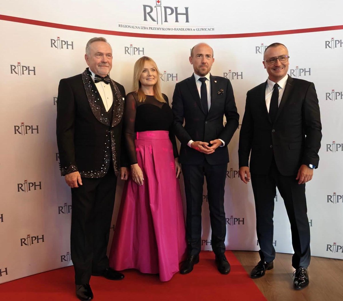 LukasiewiczGIT's tweet photo. 🏆 Podczas 32. Wielkiej Gali #RIPH w Gliwicach prof. dr hab. inż. Adam Zieliński, dyrektor @LukasiewiczGIT, odebrał odznakę 35-lecia @wwwkigpl.
Wyróżnienie przyznano za zasługi dla #KIG oraz wkład w rozwój polskiego środowiska gospodarczego i współpracy z przedsiębiorcami. https://t.co/H0PGuyLcYM