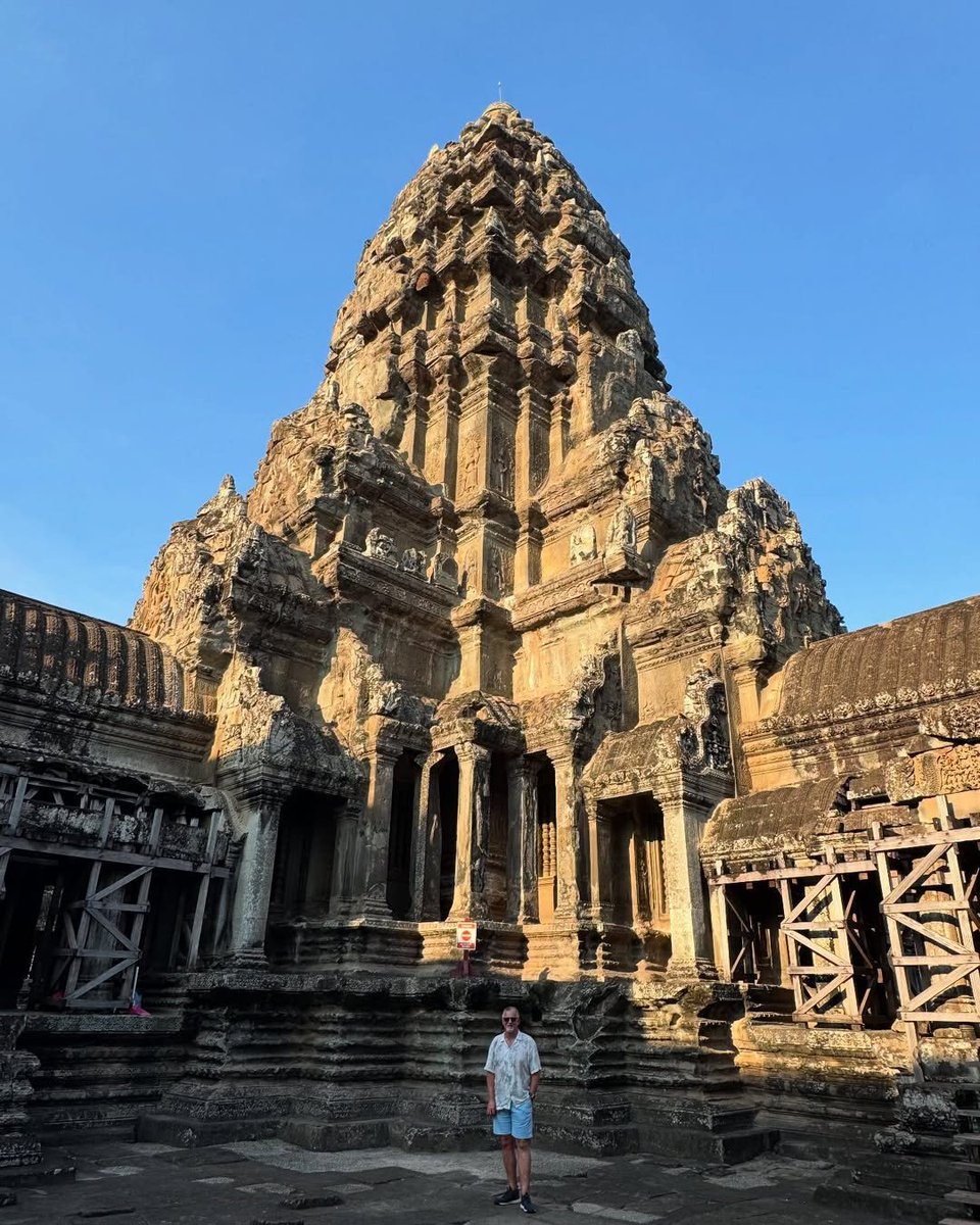 FredDerick_6z's tweet photo. First time visiting the Angkor Wat in Cambodia 🇰🇭🧗🏼‍♀️ https://t.co/3y4FWUi73C