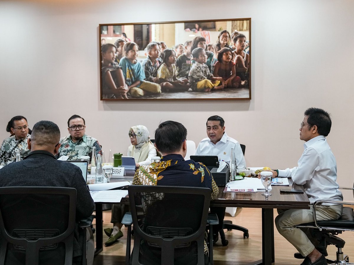cakimiNOW's tweet photo. Ekonomi kreatif punya peran besar dalam memperkuat ekonomi masyarakat. Saat kelas menengah dan kelompok rentan masih menghadapi tantangan ekonomi, sektor ini perlu kita dorong agar semakin banyak membuka peluang usaha dan penghasilan. Hal itu, saya bahas bersama Menteri Ekraf Bapak Teuku Riefky hari ini. 

Kami ingin pelaku usaha kreatif punya jalan yang lebih mudah untuk mengembangkan usahanya. Kapasitas mereka kita kuatkan, pembiayaan kita buka, pasar kita perluas, dan kekayaan intelektual kita dorong menjadi aset yang punya nilai ekonomi.