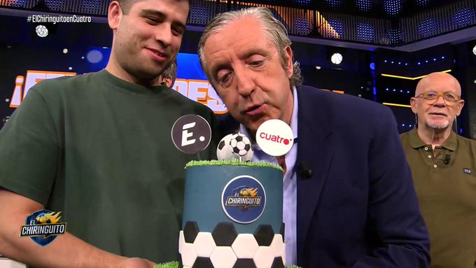 Dos30TV's tweet photo. ⚽️ @jpedrerol celebra su CUMPLE pasando al late de @cuatro donde su @elchiringuitotv destaca con un gran 7.5% de cuota, 293.000 y 1.247.000 espectadores únicos

⚽️ MÁXIMO!

⚽️ 11.6% entre el público masculino

#QueVivaLaTele #Audiencias https://t.co/wvp96VbOyd
