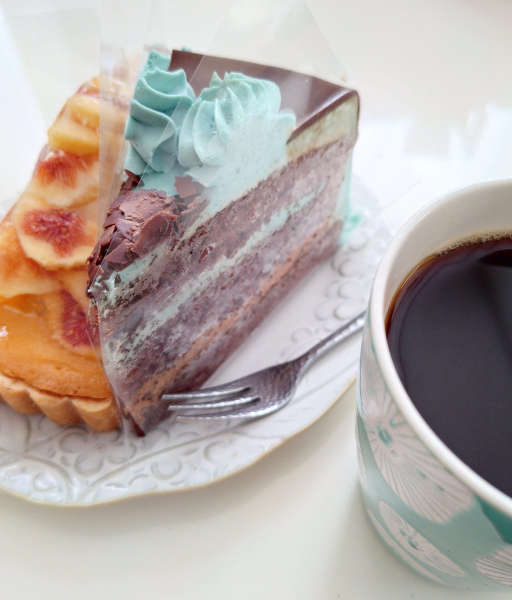 fj777ya's tweet photo. 給料日で浮かれているので（出ていく金が多いのですぐ沈むけど）昼飯代わりにケーキ２個とか食べちゃう
イタトマのイチジクのタルトとチョコミントショートケーキ https://t.co/R7KT5MujFj