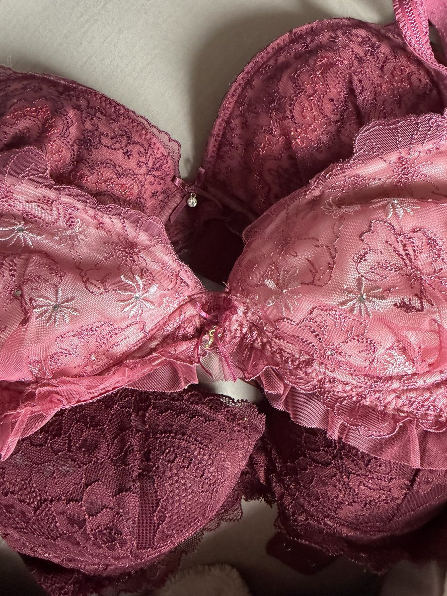 itmkwrr's tweet photo. 赤の使用済み3点セット買ってください❣️
 #下着販売  #下着  #使用済み   #jd https://t.co/JTmsru4xRe