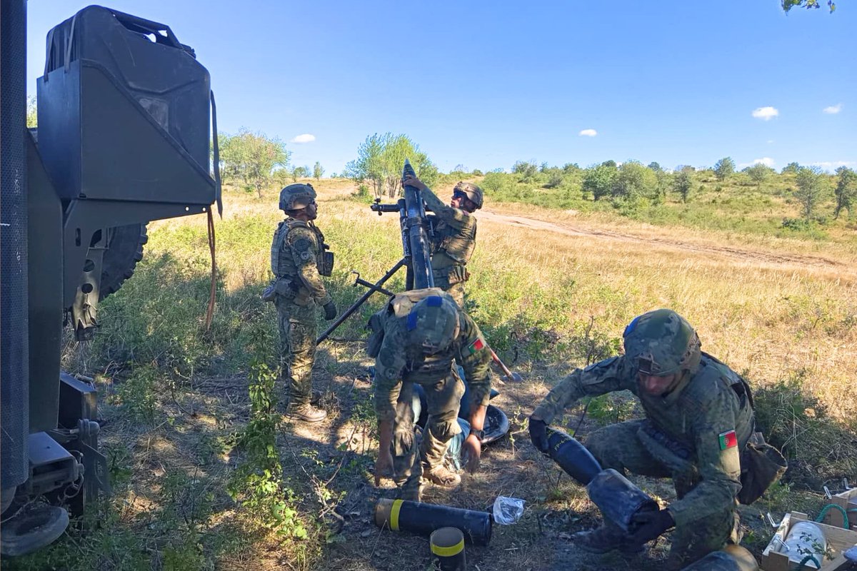 emgfa_oficial's tweet photo. Os militares portugueses destacados na Eslováquia conduziram o exercício “ALFA IV”, entre os dias 31 de agosto e 4 de setembro, no Centro de Treino Lešť 🇸🇰

Mais sobre https://t.co/UNPZZegvAZ

#ForçasArmadasPortuguesas #4FNDSUBAGRSVK #FlancoLeste #WeAreNATO https://t.co/H23abBQn7l