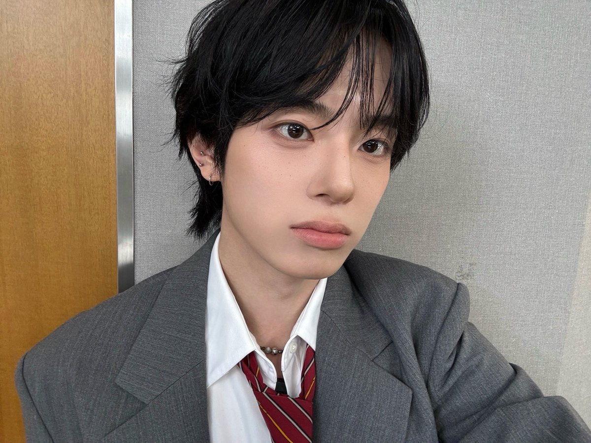 the_verivery's tweet photo. [📸]
2026.09.10
#COMEBACKLOOK

강민이 컴백룩이 너무 멋있어도
Don’t Panic! 👀

#베리베리 #VERIVERY #VRVR
#강민 #KANGMIN
#CONFETTI #Dont_Panic https://t.co/7gw5o6GUG8