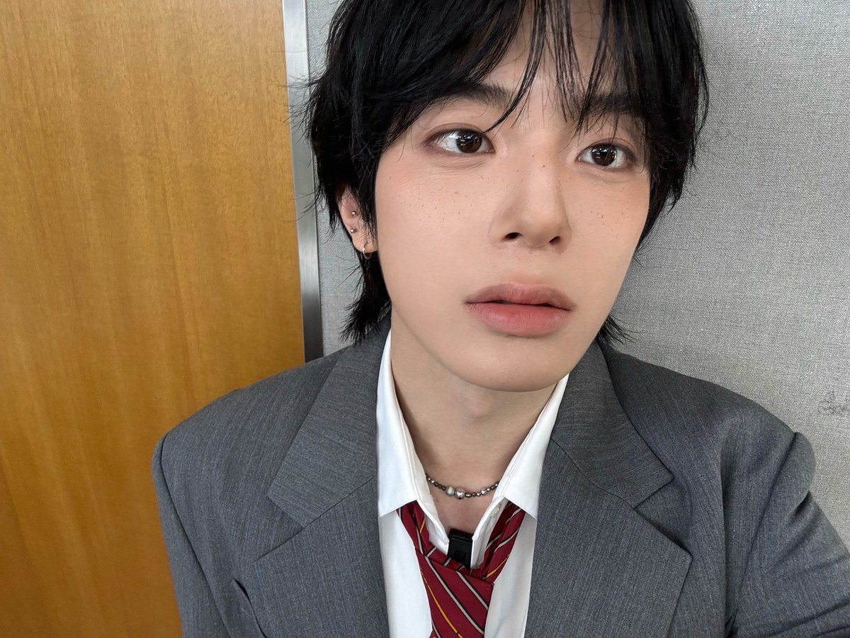 the_verivery's tweet photo. [📸]
2026.09.10
#COMEBACKLOOK

강민이 컴백룩이 너무 멋있어도
Don’t Panic! 👀

#베리베리 #VERIVERY #VRVR
#강민 #KANGMIN
#CONFETTI #Dont_Panic https://t.co/7gw5o6GUG8