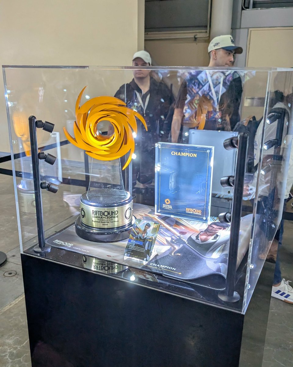 ComracTCG's tweet photo. First big Riftbound event in the books!

I played mostly-stock Kennen at RQ Singapore and went 4-1 in the Pre-Regional to split a metal Jayce with a friend, then 9-4 in the main event.

Good games, good friends, good food:  A+ trip! https://t.co/uyIXchQnWo