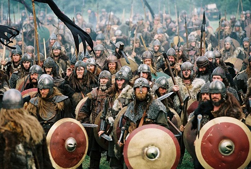 romanos_somos's tweet photo. Que dice Petrus Sanchis que los bárbaros de Alarico que están saqueando Roma no son invasores, que son personas que vienen a buscar una vida mejor... y además que nadie le avisó de que iban a venir. Por último, añade que tiene derecho a haberse ido de vacaciones. Aquí una foto de los niños migrantes. Vaya año de 410 que llevamos...