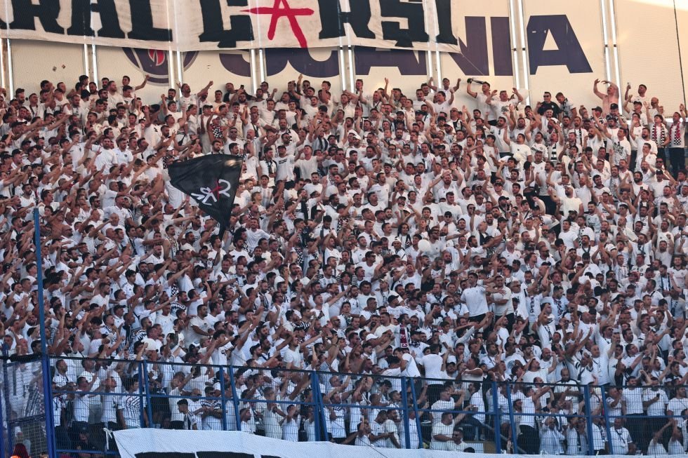 deadpool_3535's tweet photo. Ne dedi Büyük Beşiktaş'ımızın Sayın Başkanı Serdal Adalı? 

"Beşiktaş'a karşı şahsi husumet beslerseniz, Beşiktaş Camiası da bunu şahsi algılayıp size karşı şahsi husumet besler!"

Kulübümüzün resmi hesabı Dusan Vlahovic için gereken tepkiyi gösterdiğinde ne dedi?

"Türkiye Futbol Federasyonu ve kurulları, kulübümüze karşı hasmane tutumunu bu olaydan da anlaşılacağı üzere bir kez daha göstermiştir."

Savaşmayı Blmiyoruz demedik, Savaşmak İstemiyoruz dedik ama siz Şanlı Beşiktaş ile kavgayı şahsileştirme peşindesiniz!

HODRİ MEYDAN!

Beşiktaş'ımızın emeklerini de,Futbolcularımızı ve Teknik Direktörümüz Italiano'yu da size yedirmeyeceğiz!

SAVAŞSA TOPYEKÜN SAVAŞ!

KENETLEN BEŞİKTAŞLI! 

BAŞKA BEŞİKTAŞ YOK! 🦅 @Besiktas @forzabesiktas 

Ailemizi, çatısı altında toplandığımız Beşiktaş'ı Yalnız Bırakmak Yok!

Günaydın Beşiktaş'ın Delileri! 🖤🤍🦅
#Beşiktaş

#YandaşTffTaraflıSevk 

#TgrtizlemeBeşiktaşlı 

#TFFİSTİFA 

#FerhatGündoğduİstifa