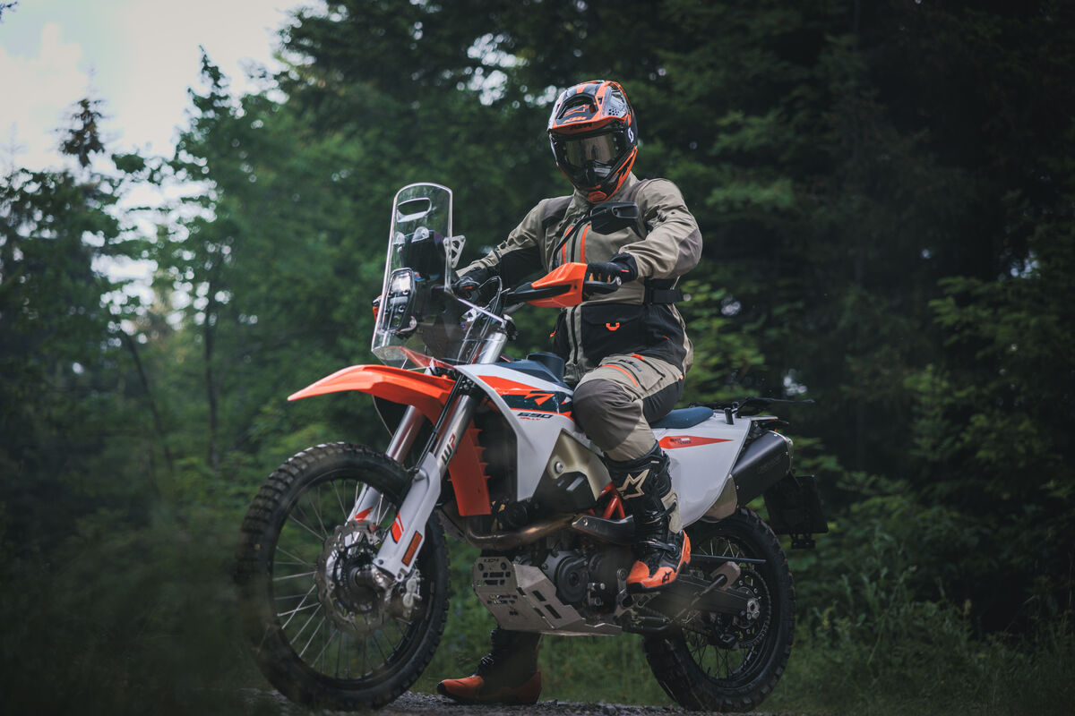 kmmotohamaten's tweet photo. これは…カッコ良すぎる！😱

KTM 690 Rally 日本情報が更新されました！
KTM JAPAN様の公示をご覧ください😊
https://t.co/0qULLpD1ok

・692ccシングルエンジン
・79馬力/73Nm (8000/6750rpm)
・乾燥重量161kg
・前タンク容量3.5L×2　後タンク容量13L
・新車4年保証

#KTM #690Rally #690ラリー https://t.co/wwAErKEAKG