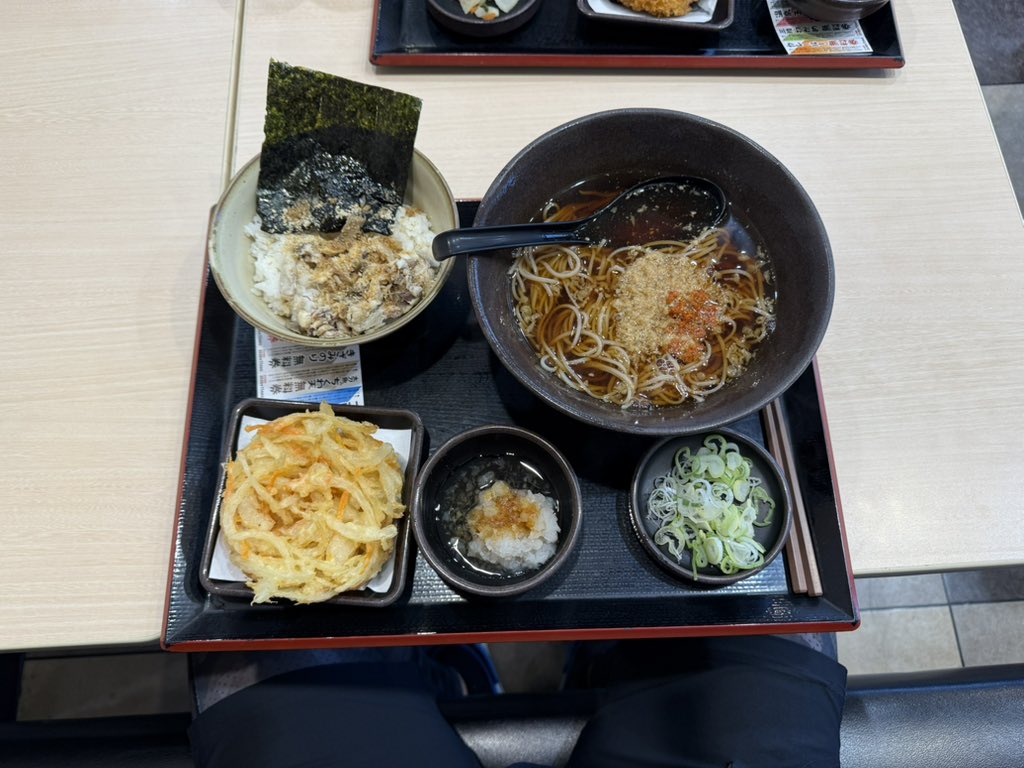 obakuwa's tweet photo. 今日の朝ごはんはゆで太郎です♪
焼鯖ごはんのそばセットにサービス券の
かき揚げを！アツアツかき揚げでまいう〜
でした😋
#ゆで太郎 #朝定食 #焼鯖おろしごはん
#そば #そば屋 #瑞穂店 https://t.co/5xUzHWT0G1