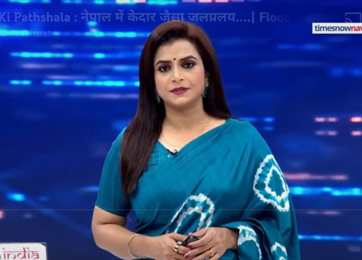 JyotikaSNaik's tweet photo. Standing out in the crowd, as the very beautiful @jyotimishra999 shows her love for enchanting sarees on her evening prime time show ❤️💚🤎💙

#NewsKiPathshala 

#sareelove #sareesonair #sareestowork #sareeanchor #sareeswag #sareedrape #sareecollection #sareepact @TNNavbharat https://t.co/hHjvtf8n8P