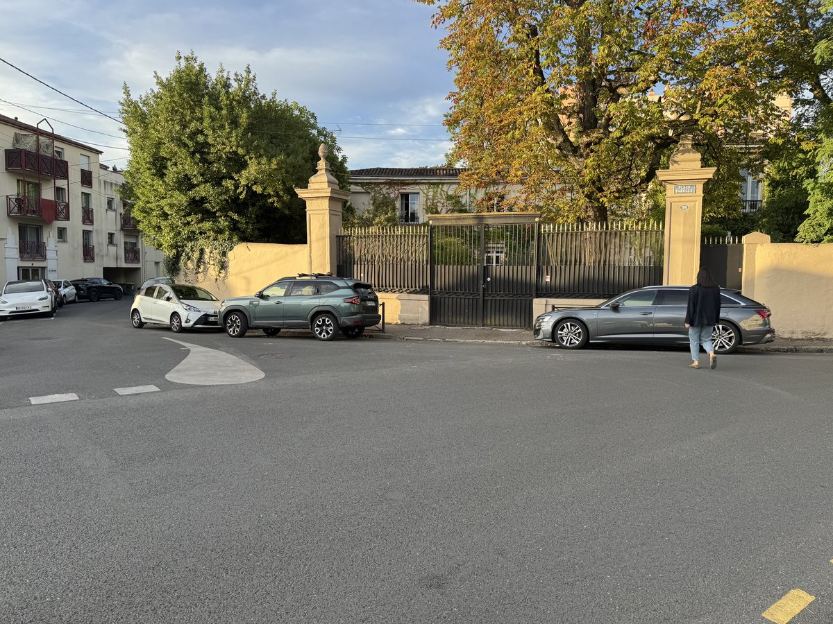 Creuselazur's tweet photo. @Bordeaux @T_Cazenave n’a toujours pas décidé de faire son travail qui est payé par nos impôts : sécuriser les accès à l’école. Il est aussi fainéant que son prédécesseur. @SO_Bordeaux @gcum_fr #Bordeaux https://t.co/CXYOYnw5JX