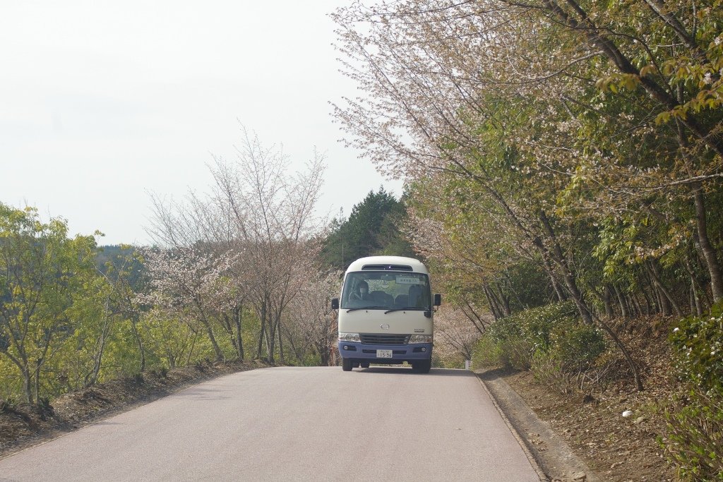commu_bus's tweet photo. 立入禁止じゃないけど、終点が障害者訓練施設は気まずい
「健康の森」行とあるので公園かな？と乗ってると、施設の玄関に付けて職員さんがお出迎え
降りない訳にもいかず、怪訝な視線を浴びながら、そそくさとその場を去るも、他に人家も無く😭
折り返しの30分間が地獄の長さ https://t.co/PPSEbkMlCV