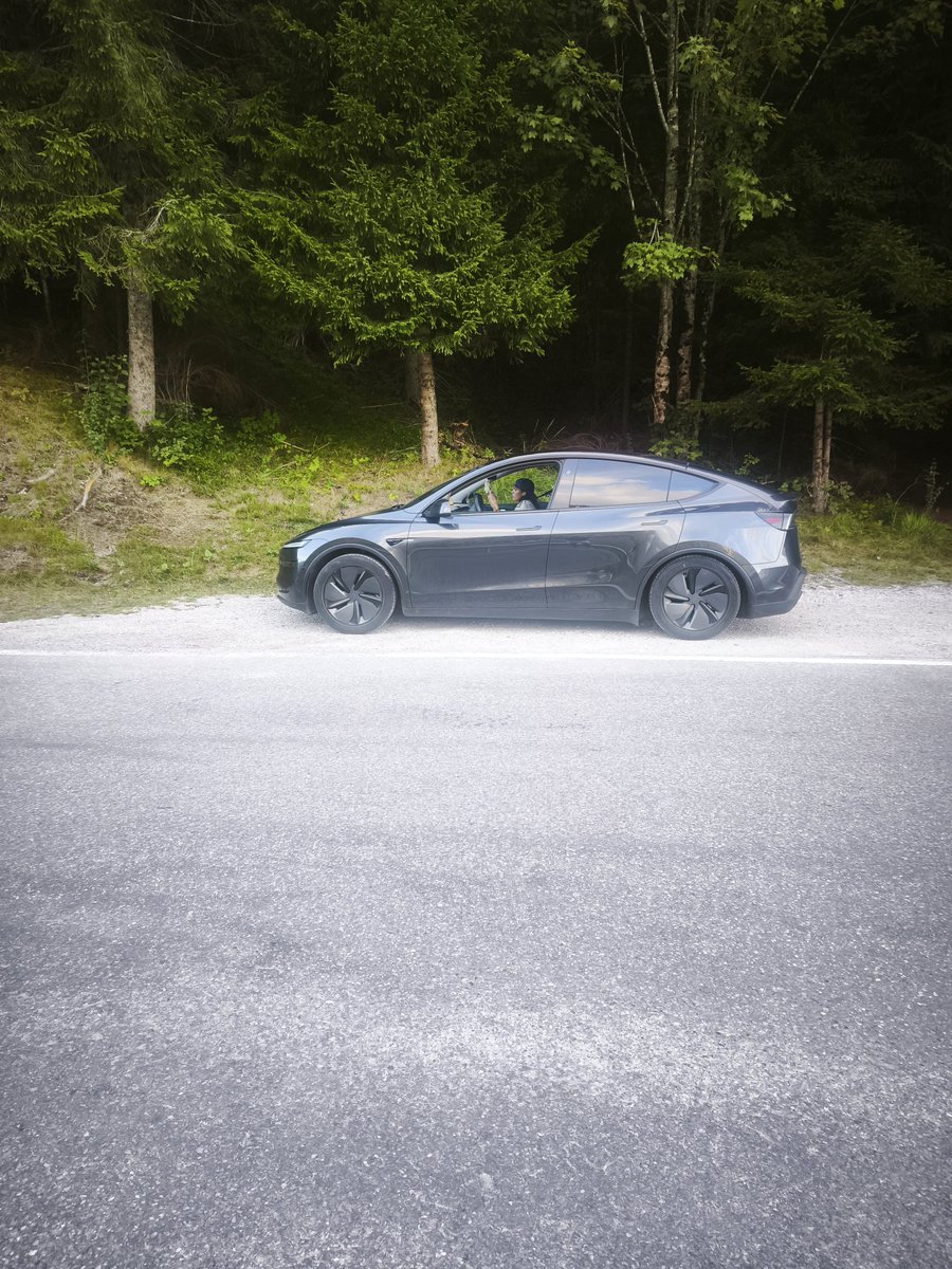 JoseEspuig's tweet photo. No se puede viajar en coche eléctrico @Tesla. Paseíto de la semana pasada en familia con mi tesla Model Y Juniper con batería de 60Kw. https://t.co/9Sa5FlX56a