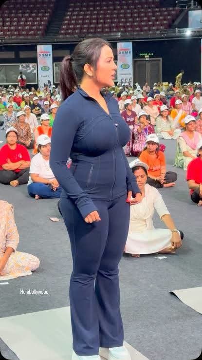janardanmis's tweet photo. ये महाराष्ट्र की भाजपा के मुख्यमंत्री मंत्री देवेंद्र जी की वाइफ अमृता जी है इनके पतिदेव चुनाव के समय धर्म बचाते है और और किससे धर्म बचाते है यह भी आप जानते ही होंगे!₹, क्या क्या किसके खिलाफ बयान देते है कट्टर हिन्दू बनकर वो वो आप सब भी जानते होंगे। पर न्यूज़ यह है कि देवेंद्र जी वाइफ अमृता जी का कहना है यदि मुसलमान नवरात्रि गरवे में आये तो किसी को कोई दिक्कत नही होनी चाहिए।

उन्होंने कहा कि अगर कोई मुस्लिम व्यक्ति गरबा देखने या उसका आनंद लेने आता है, तो इसमें कुछ भी गलत नहीं है। उनका कहना है कि त्योहार और उत्सव सभी को साथ लेकर चलने वाले होने चाहिए और किसी समुदाय के व्यक्ति को केवल धर्म के आधार पर रोकना उचित नहीं है।

इनके बयान से मुस्लिम वर्ग में खुसी की लहर आ गई है!

हमे क्या मैं कुछ बोल दूंगा तो कोंग्रेसी पाकिस्तानी सपाई से लेकर पता नही क्या क्या 2 कौड़ी के IT सेलिये टैग दे देंगे इसीलिए मुझे कुछ नही बोलना।

आप सब इनके इस बयान को किस प्रकार देखते है जरूर बताएं!