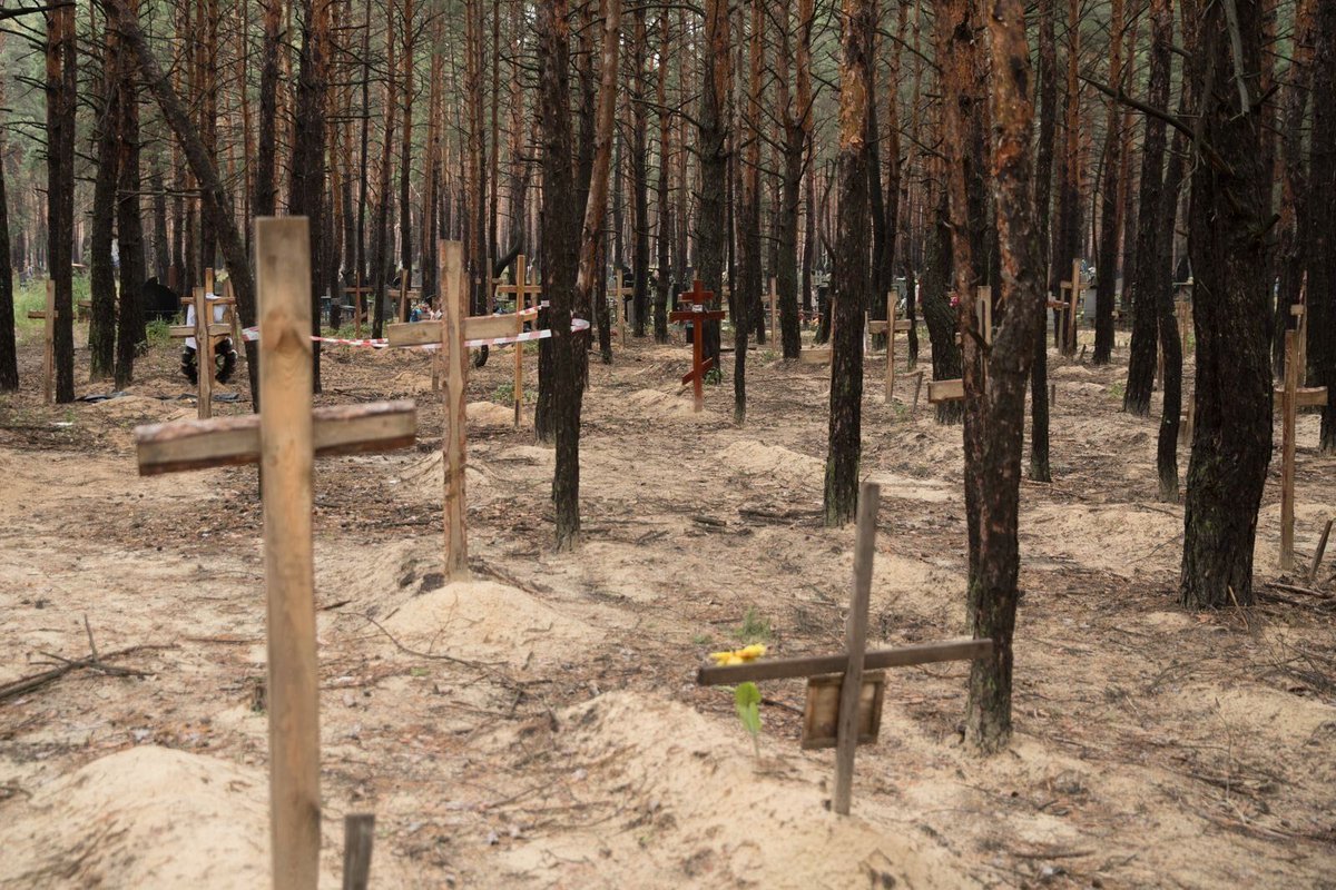 United24media's tweet photo. On this day in 2022, Ukrainian defenders liberated Izium, ending six months of Russian occupation.

Their advance uncovered mass burial sites with over 440 bodies alongside multiple torture chambers, exposing the tragic extent of Russian war crimes. https://t.co/kvVAmdK2ve