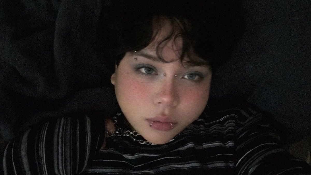 arteru_'s tweet photo. personality crisis and tendencies to be a 🦇
#alt #goth #altfemboy #gothfemboy https://t.co/mUuIxW81ro