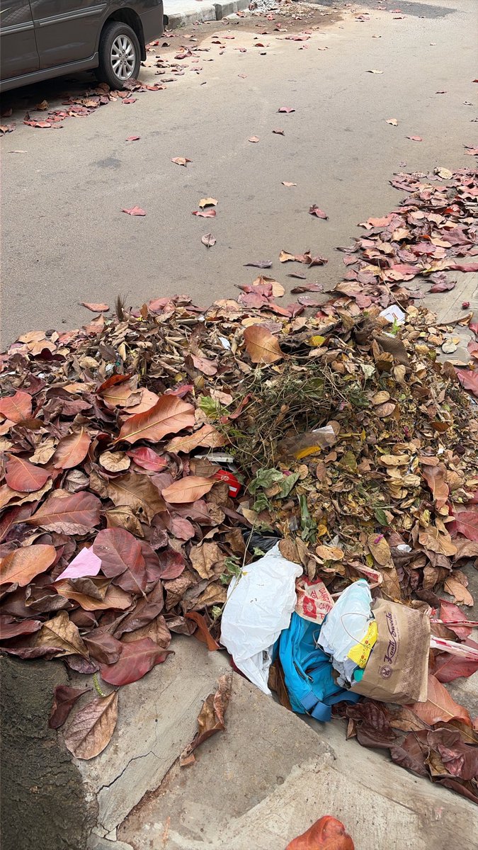 JamadagniV's tweet photo. @Ravi_LA : please check this dump of garbage in from of our house - vivekanandanagar, 2 main 2nd and 3rd cross behind Khadi commission layout bangalore 85 @GBA_office @GBAChiefComm https://t.co/oyu9E4K0zw