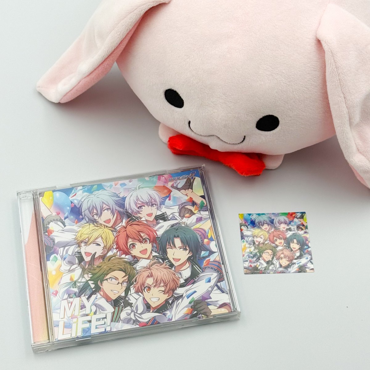 iD7Mng_Ogami's tweet photo. 【音楽情報】
CD4週連続発売企画第4弾となるIDOLiSH7『MY LiFE!』が、本日9/16より発売！
初回生産分には、特典の「ジャケットクリアステッカー」が封入されています！

カップリング曲の新曲「i know you」と一緒に、たくさん聴いてくださいね！

#アイナナ https://t.co/74Zwz7oL68