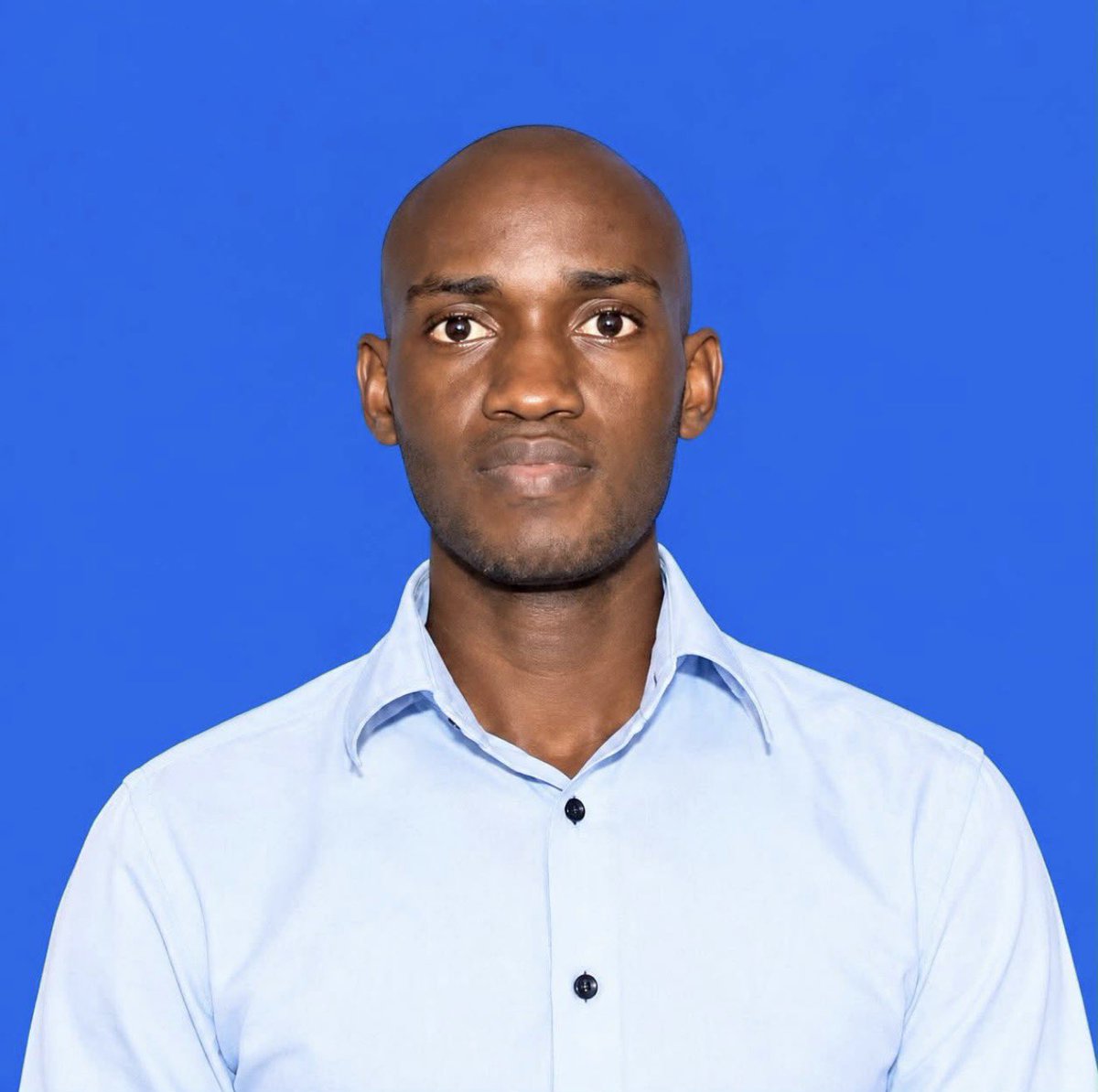 HildaNewton21's tweet photo. ‼️POLISI WAMEMTESA SANA NA KUMUUMIZA DAKTARI ALIYEPIGANA NA TRAFFIC‼️

Kuna msamaria mwema ndani ya Jeshi la Polisi kanijulisha kwamba Doctor Conrad Agonza ambae alipigana na Traffic yupo kituo cha Polisi Oysterbay.

Anasema juzi baada ya Wanajeshi wa JWTZ kuachanisha ugomvi huo, walimchukua Dr. Conrad Agonza kisha wakamkabidhi mikono mwa Jeshi la Polisi, akiwa ni mzima kabisa na hakuna mwananchi wala JW ambae alimgusa.

Baada ya Wajeda kuondoka, Polisi walimtoa Dr. Conrad Agonza kwenye kituo cha Polisi akiwa amemfungwa kitambaa cheusi usoni kisha wakampeleka kwenye karakana yao ya kutesea watu, wakaanza kumpiga na kumpa mateso ya kila aina.🥹

Mtoa taarifa anasema kwamba tangu juzi Dr Conrad Agonza, amekuwa akipigwa na kupewa mateso ya kila aina mpaka mwili wake umevilia damu na hawezi kutembea vizuri anachechemea kwasababu walimtegua miguu yote miwili.

Hata zile nguo alizokuwa amevaa kwenye zile picha walimchania, akabaki na kivest cheupe na kibukta cha kaki ambacho kiliokotwa kwenye hiyo karakana then akapewa yeye avae.

Wakati Afande Muliro anatoa taarifa kwa Umma kwamba Dr. Conrad yupo Hospital anatibiwa kwasababu kapigwa na Wananchi alidanganya maana huo muda Dr. Conrad alikuwa huko kwenye karakana ya Polisi akiendelea kupewa mateso na kupigwa, hajawai kupelekwa Hospital wala Zahanati.

Polisi baada ya kuona kelele zimekua nyingi kwenye mitandao ya kijamii na huko kwenye korido za Madaktari, jana mida jioni hivi ndo walimtoa huko kwenye karakana yao na kumpeleka kituo cha Polisi Oysterbay.

#FreeDrConradAgonza