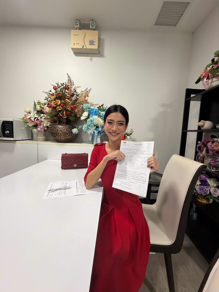 jaijaimawa's tweet photo. ใส่สีแดง ไปสมัครสมาชิกพรรคแดง เรียบร้อยได้รับใบเซอร์ https://t.co/7TOQak3yeP