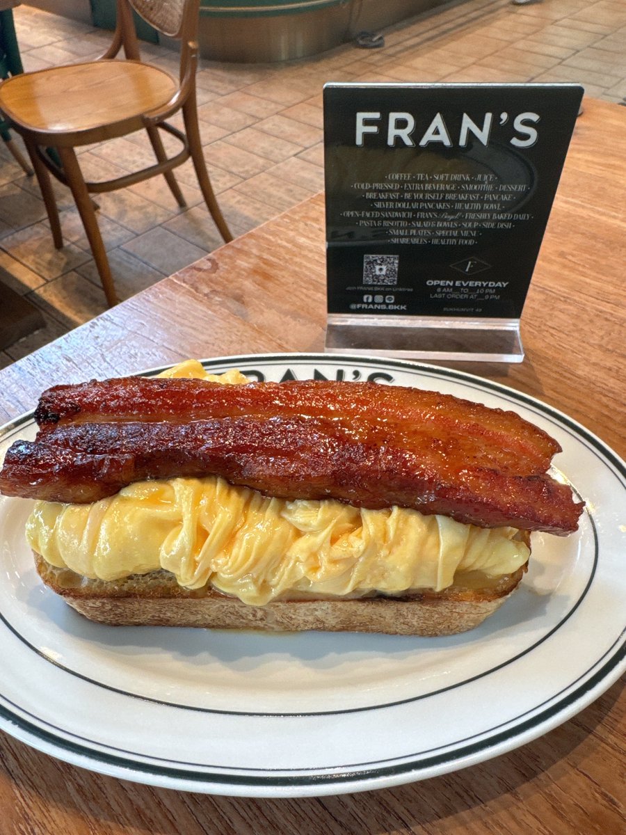 Gate_Leisel's tweet photo. 我的生活原则之一：

重要的事认真做，
好吃的东西趁热吃。🥓🍳

今天没有大道理，只有一份分量很诚实的快乐卡路里。

#GateVIP #FoodieLife https://t.co/Tc1LaCkKQV