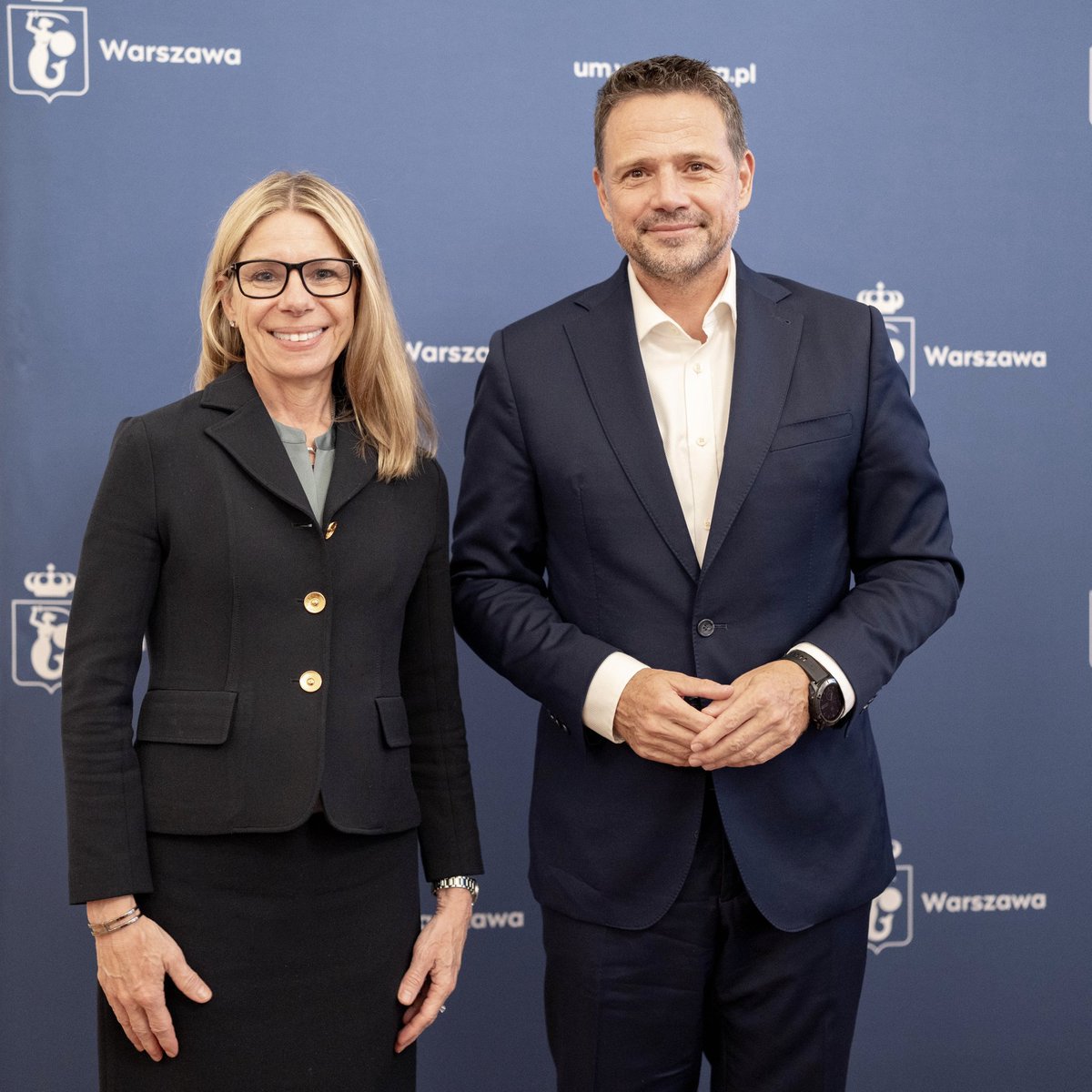 trzaskowski_'s tweet photo. Warszawa rośnie dzięki ludziom. Ich wiedzy, pomysłom i odwadze do zmiany. Dlatego dobra edukacja i przygotowanie młodego pokolenia do świata nowych technologii to dla nas nie abstrakcyjna debata, ale jedno z najważniejszych miejskich zadań.

O tym rozmawiałem z Anną Bjerde, Dyrektor Zarządzającą ds. Operacyjnych w Banku Światowym. Jak szkoła może lepiej budować samodzielność i odporność młodych Warszawianek i Warszawiaków? Jak przygotować ich do zawodów, których dziś jeszcze nie znamy? I jak wykorzystać potencjał miasta, jego szkół, uczelni i biznesu, żeby technologia otwierała możliwości zamiast tworzyć nowe bariery?

Ważnym punktem naszej rozmowy był też najnowszy raport Banku Światowego o wpływie sztucznej inteligencji na polską gospodarkę. AI może być dla Polski potężnym impulsem rozwojowym. A Warszawa, jako największe centrum gospodarcze, akademickie i technologiczne w kraju, ma szczególną rolę do odegrania.

Nie chcemy czekać aż przyszłość po prostu nadejdzie. Chcemy się do niej przygotować i mieć wpływ na to, jak będzie wyglądała. Dziękuję @bjerde_anna za spotkanie!