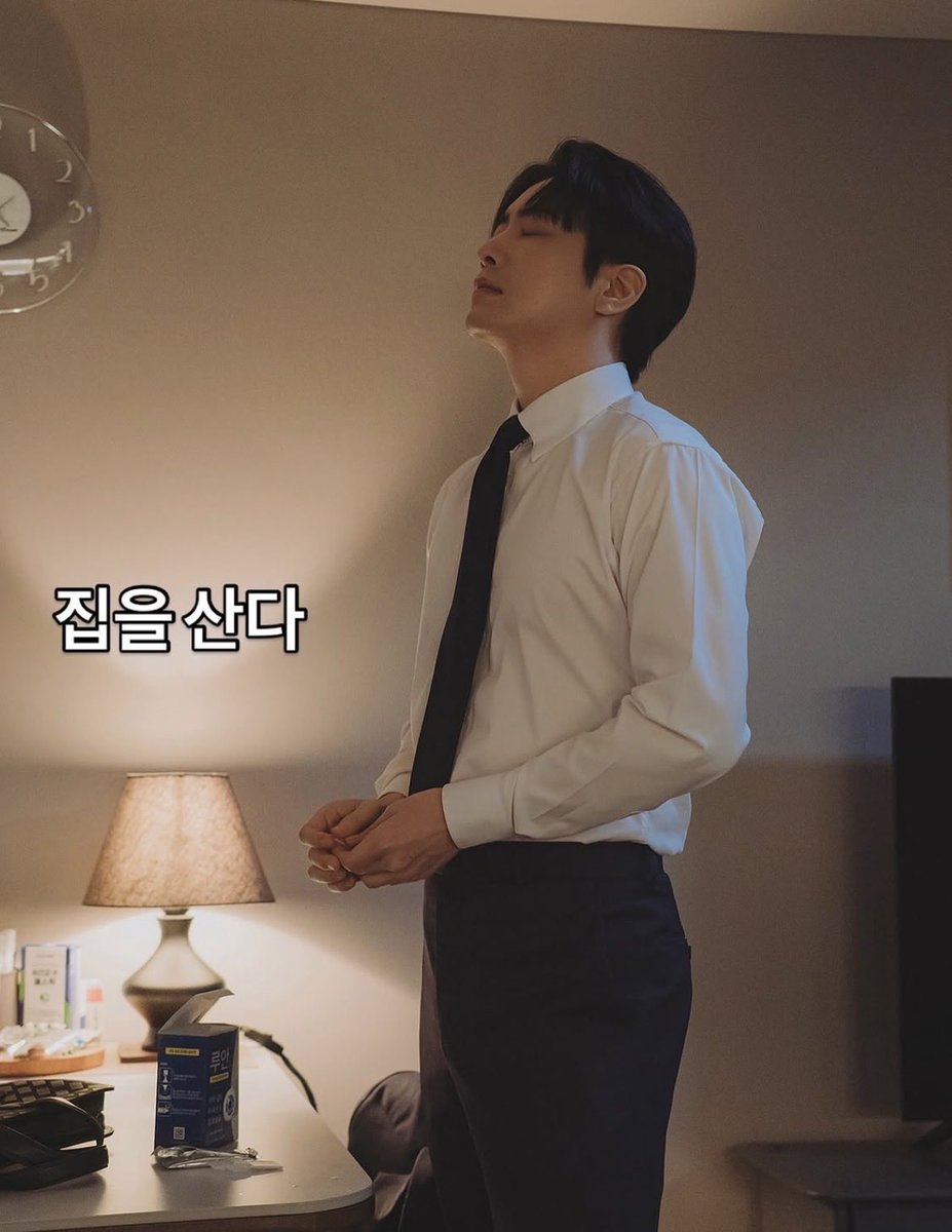 andndzl's tweet photo. 아ㅈㄴ웃겨 이준혁이 로또 1등에 당첨되면?

출근한다
집을산다
피자치킨햄버거탕수육짜장면햄버거감자튀김파스타라면집밥김치찌개파인다이닝레스토랑스시 타코야끼팬케이크만두소룡포과자빵소금빵디저트맥주등등자기가좋아하는음식실컷먹고벌크한다
튄다

ㅇㅈㄹ https://t.co/V58CLXnIRK