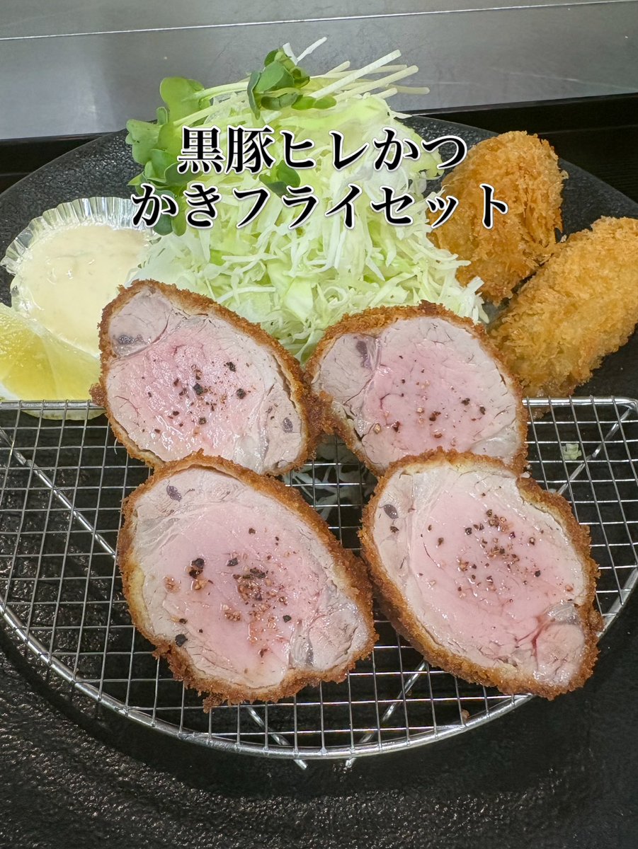 katubou2018's tweet photo. こんばんは、かつ坊です！お待たせしました、今週よりカキフライセットが始まりました。2個500円。自慢のとんかつと一緒に、これからの季節の味をぜひお楽しみください♪黒豚メンチかつも2個500円・1個320円。シェアもOKです！ https://t.co/lBd4t5ZOoA